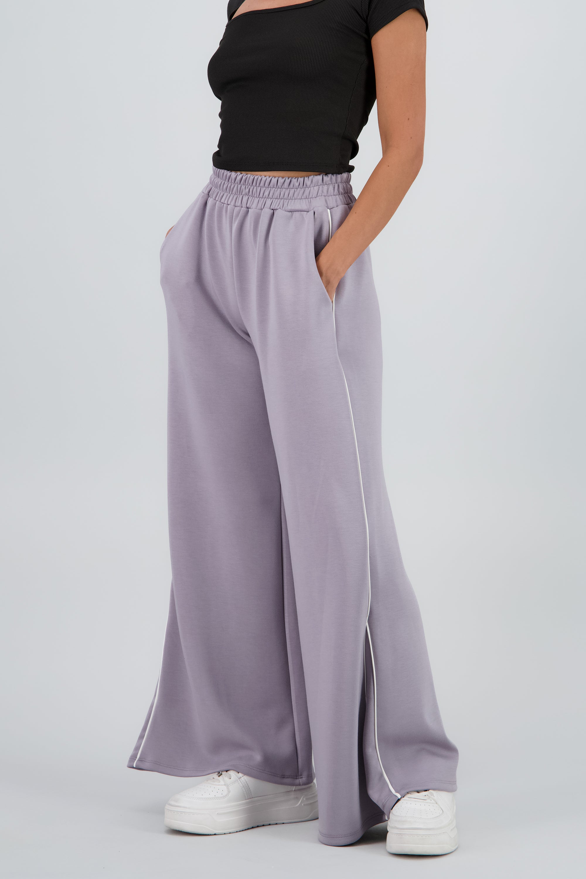 Pantalon amplio detalle linea contraste GRIS CLARO