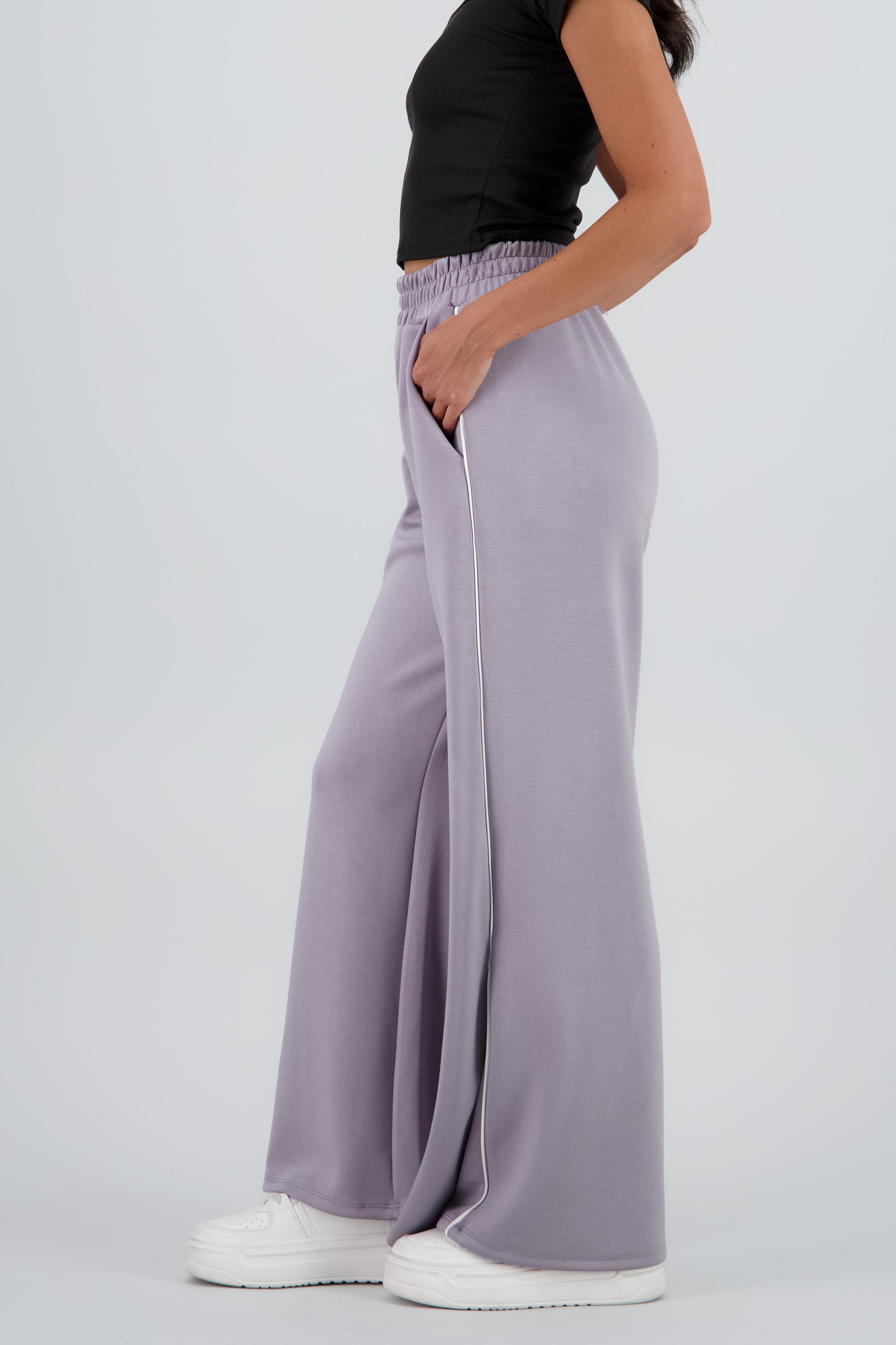 Pantalon amplio detalle linea contraste GRIS CLARO
