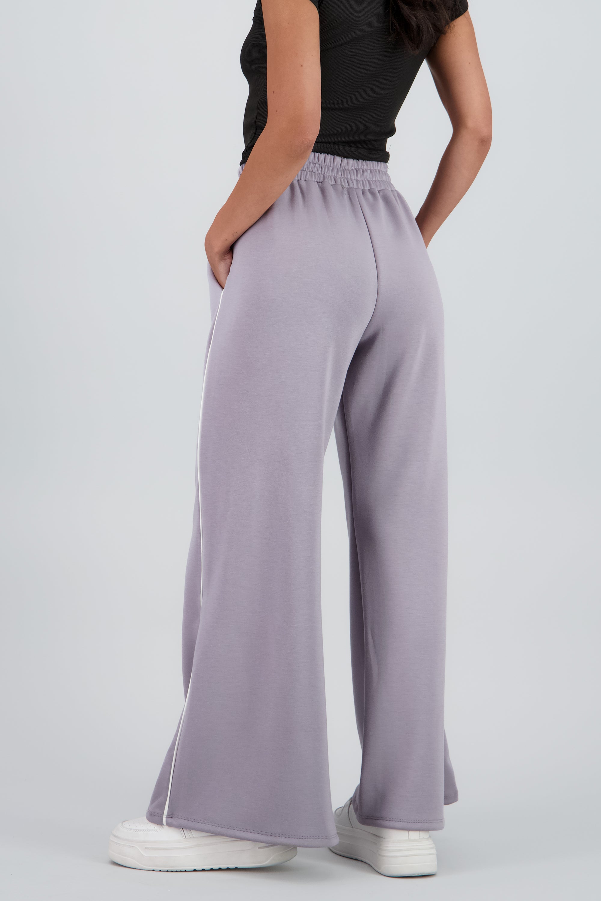 Pantalon amplio detalle linea contraste GRIS CLARO