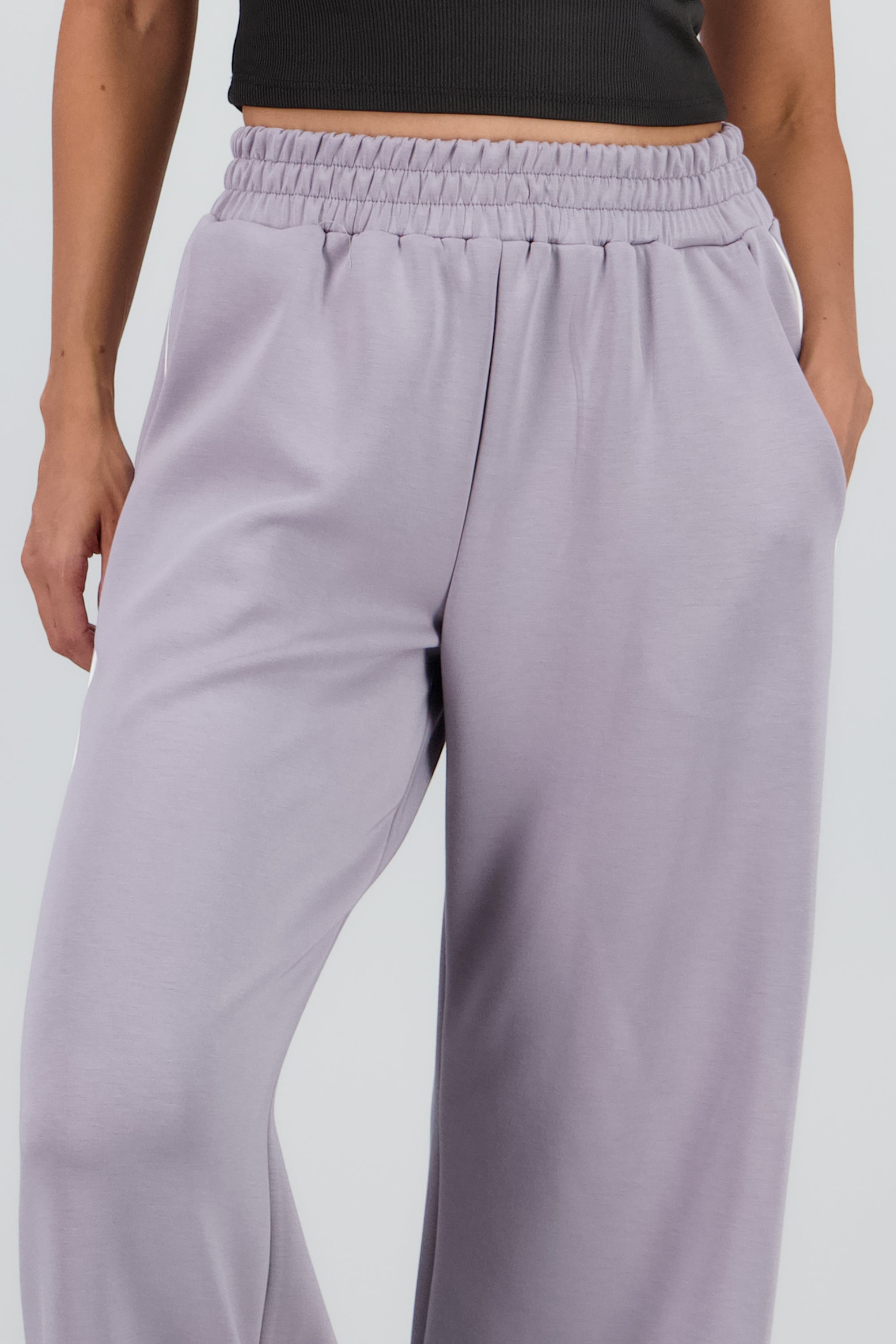 Pantalon amplio detalle linea contraste GRIS CLARO