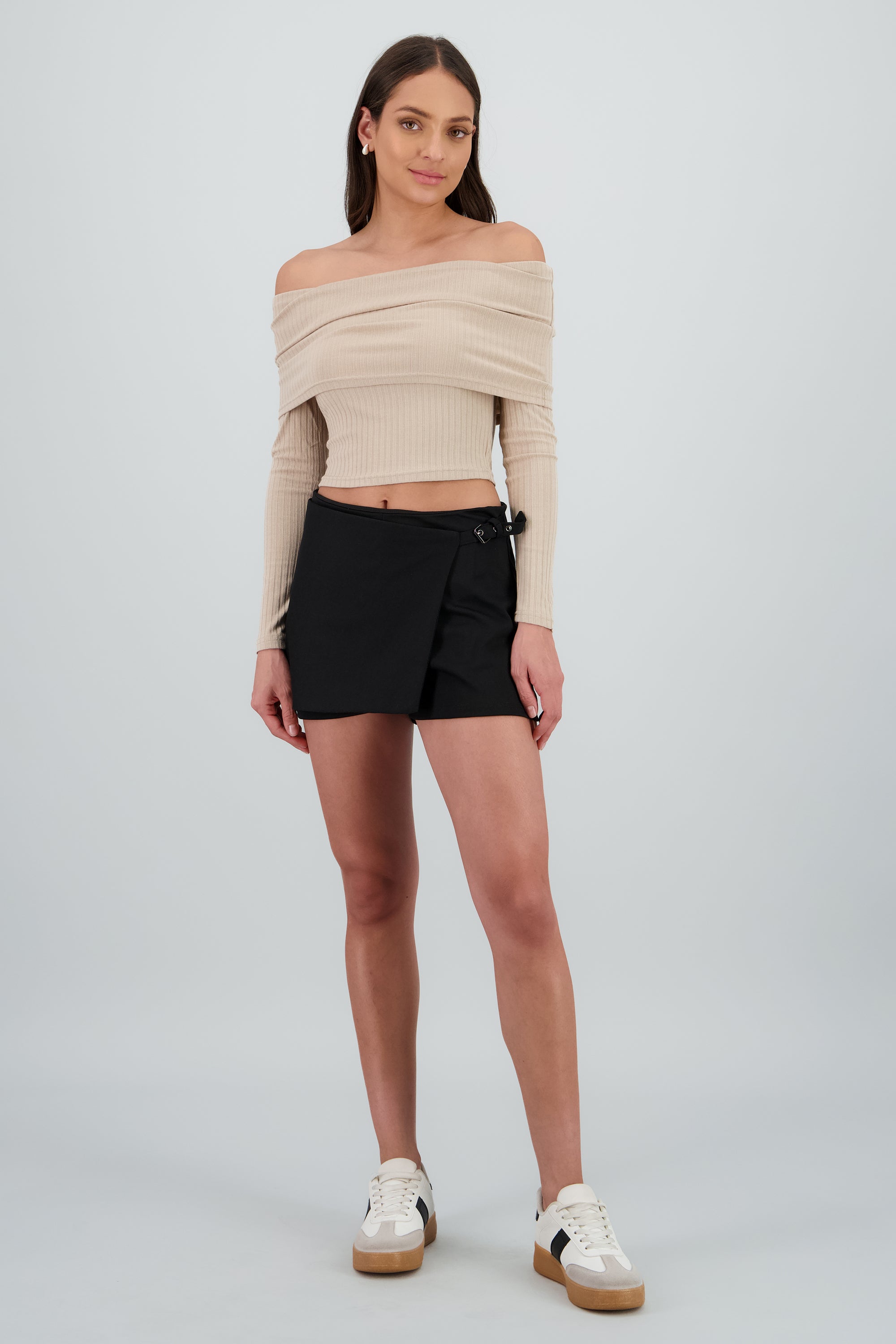 Falda short con cinturon detalle NEGRO