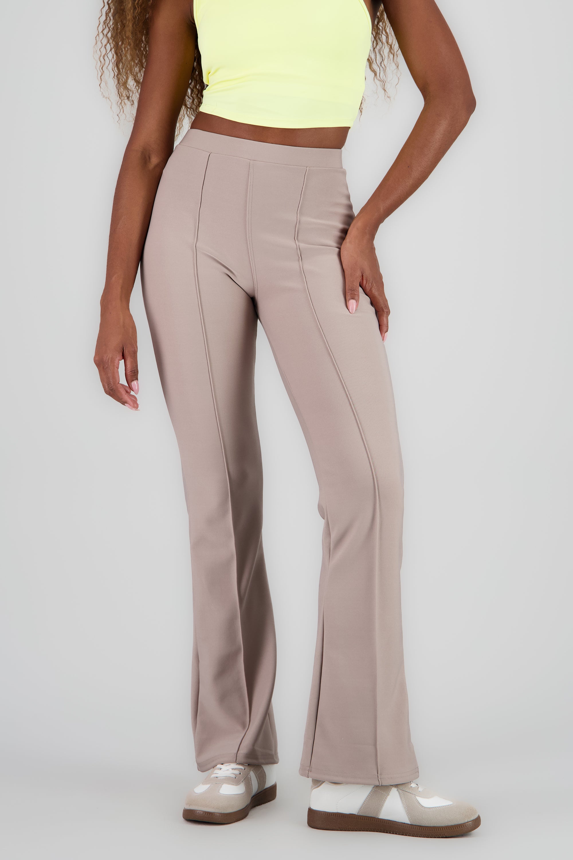 Pantalon flare con costruras KHAKI