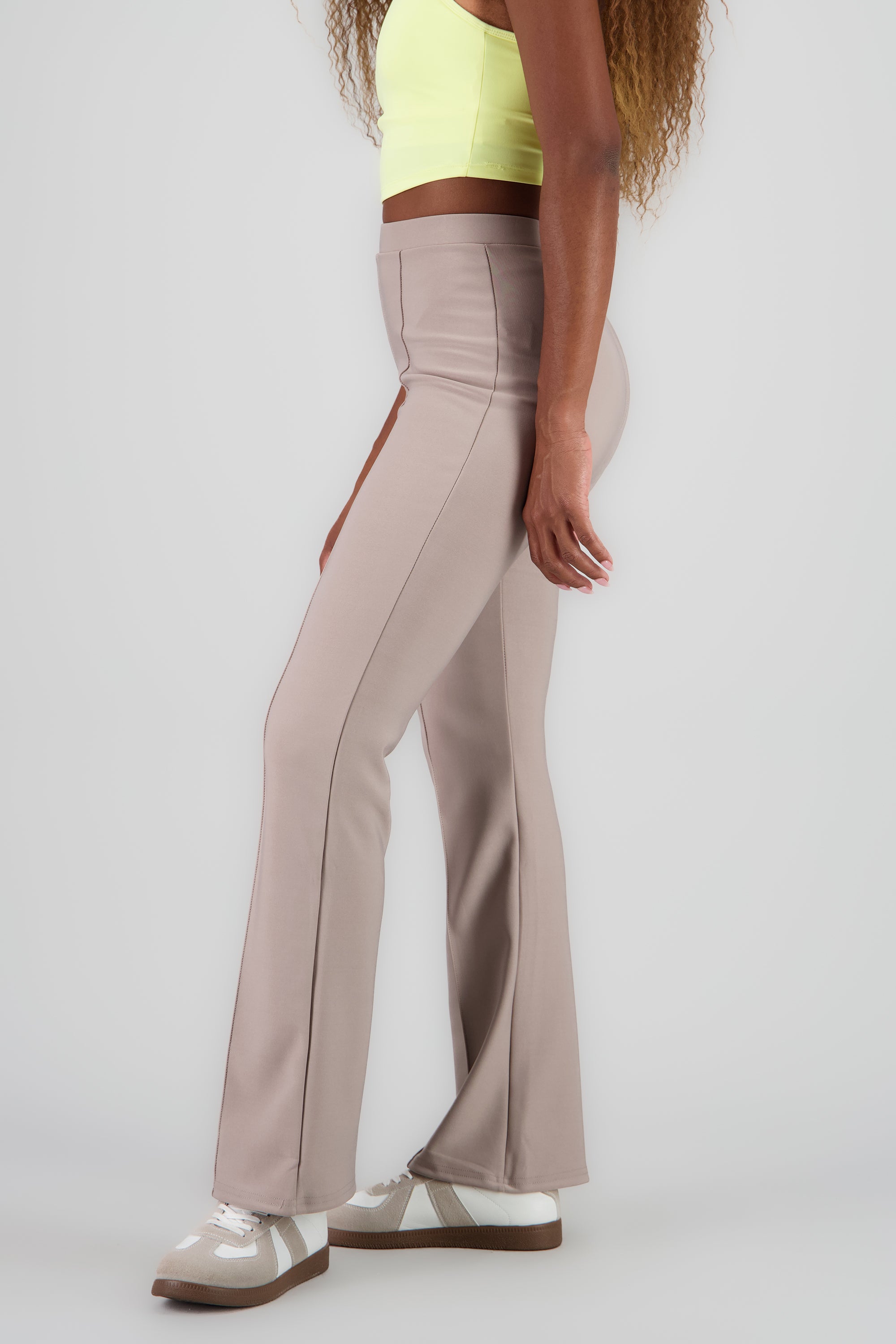 Pantalon flare con costruras KHAKI