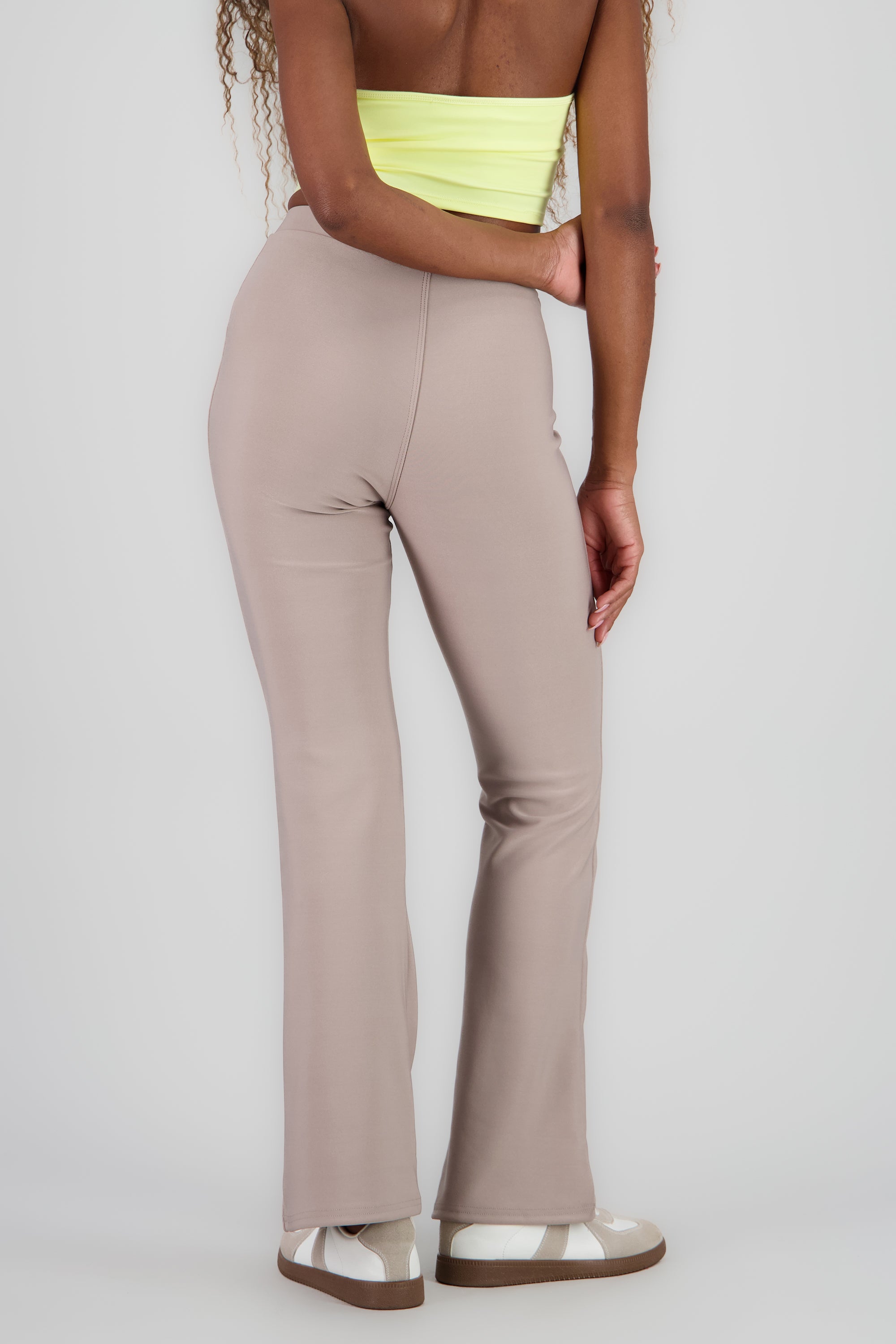 Pantalon flare con costruras KHAKI