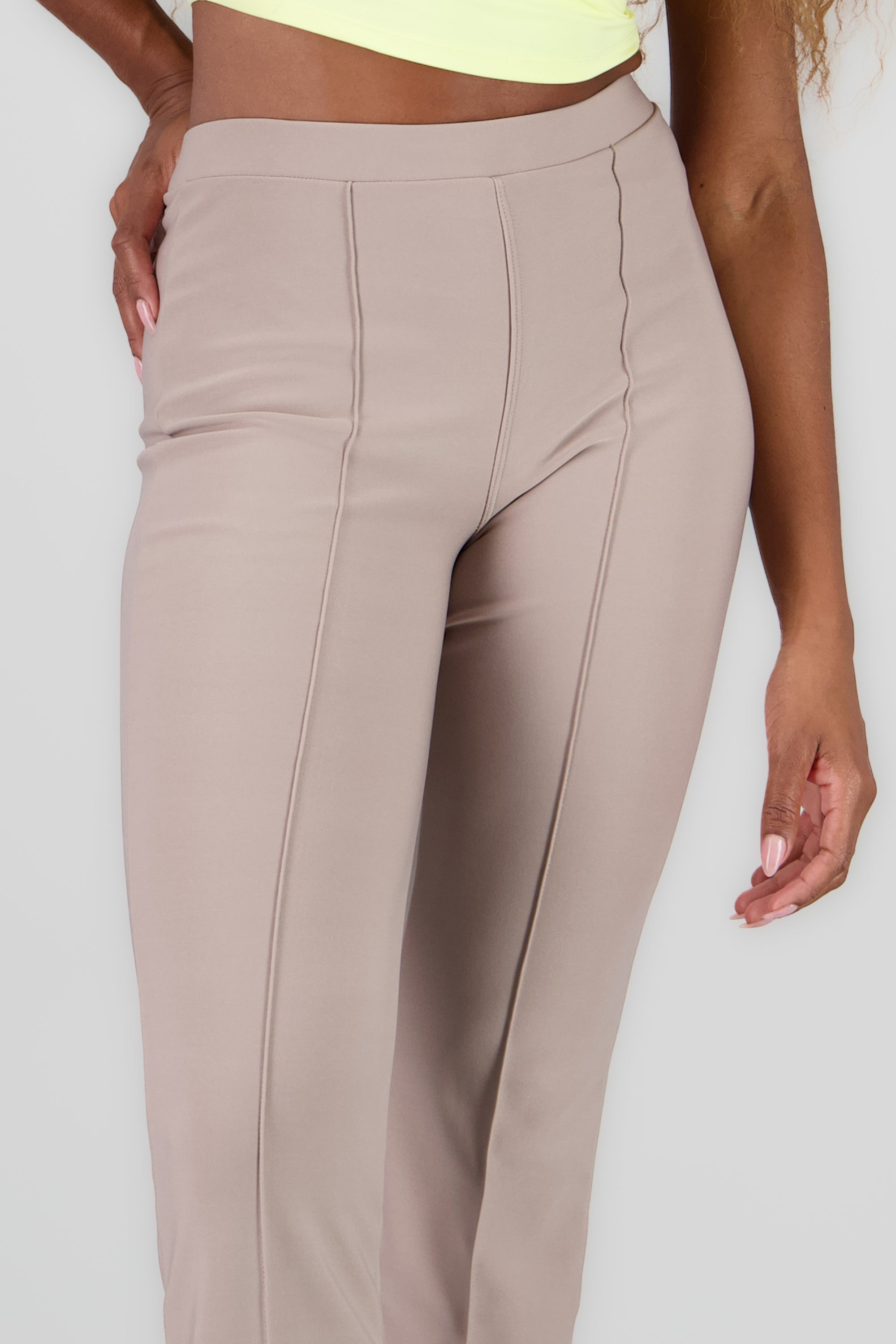 Pantalon flare con costruras KHAKI