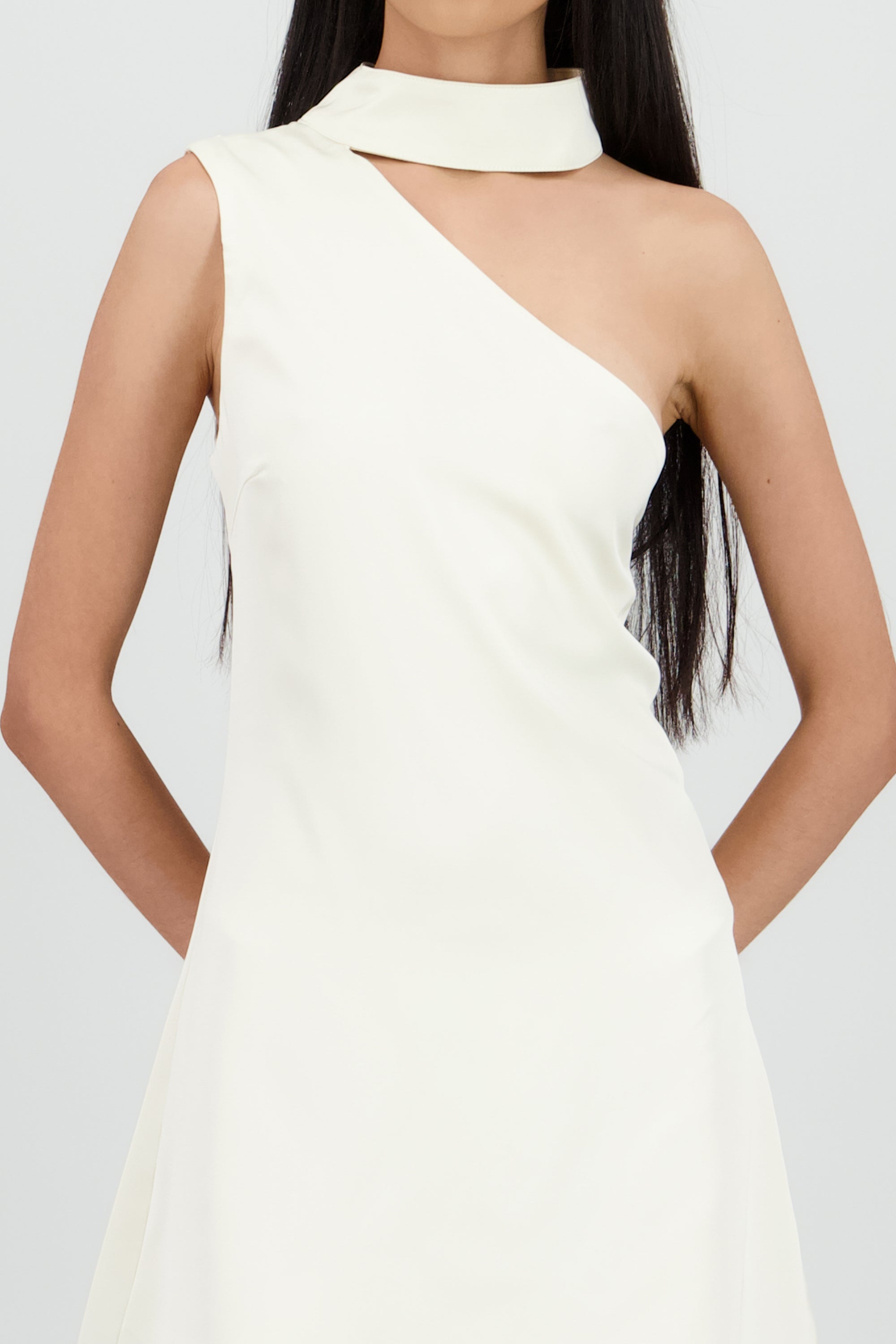 Vestido mini satin un hombro con bufanda CREMA