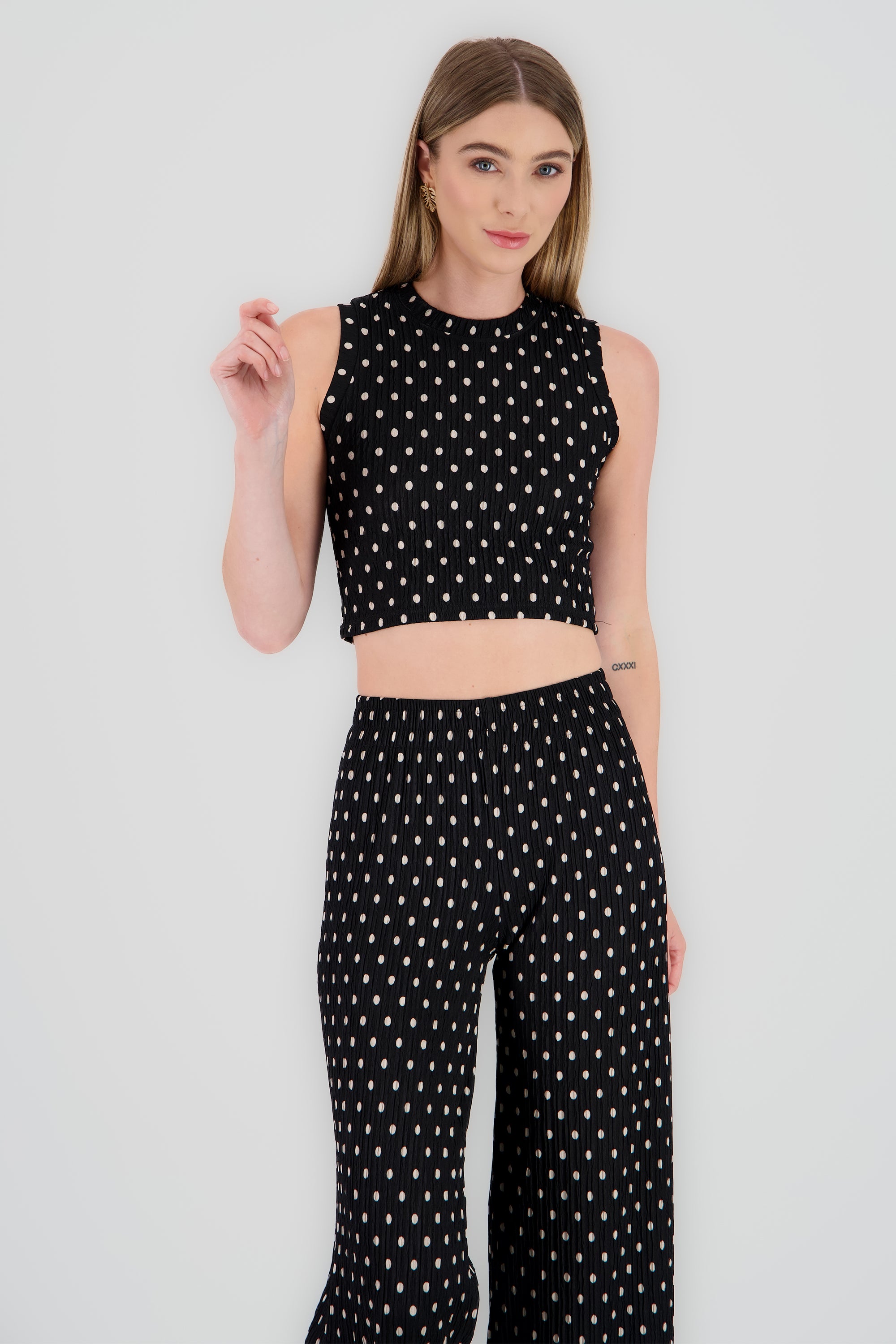 Top corto textura polkas NEGRO COMBO