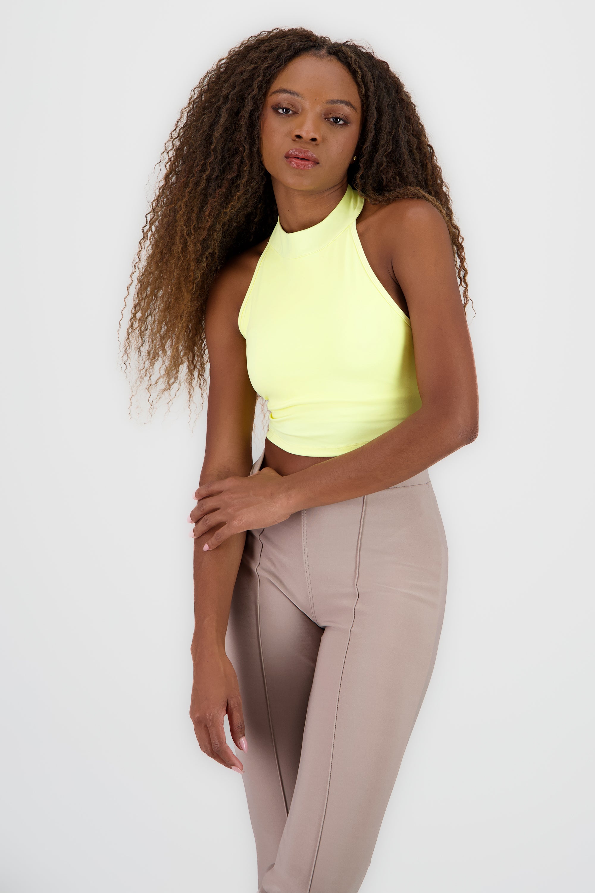 Top corto halter liso AMARILLO