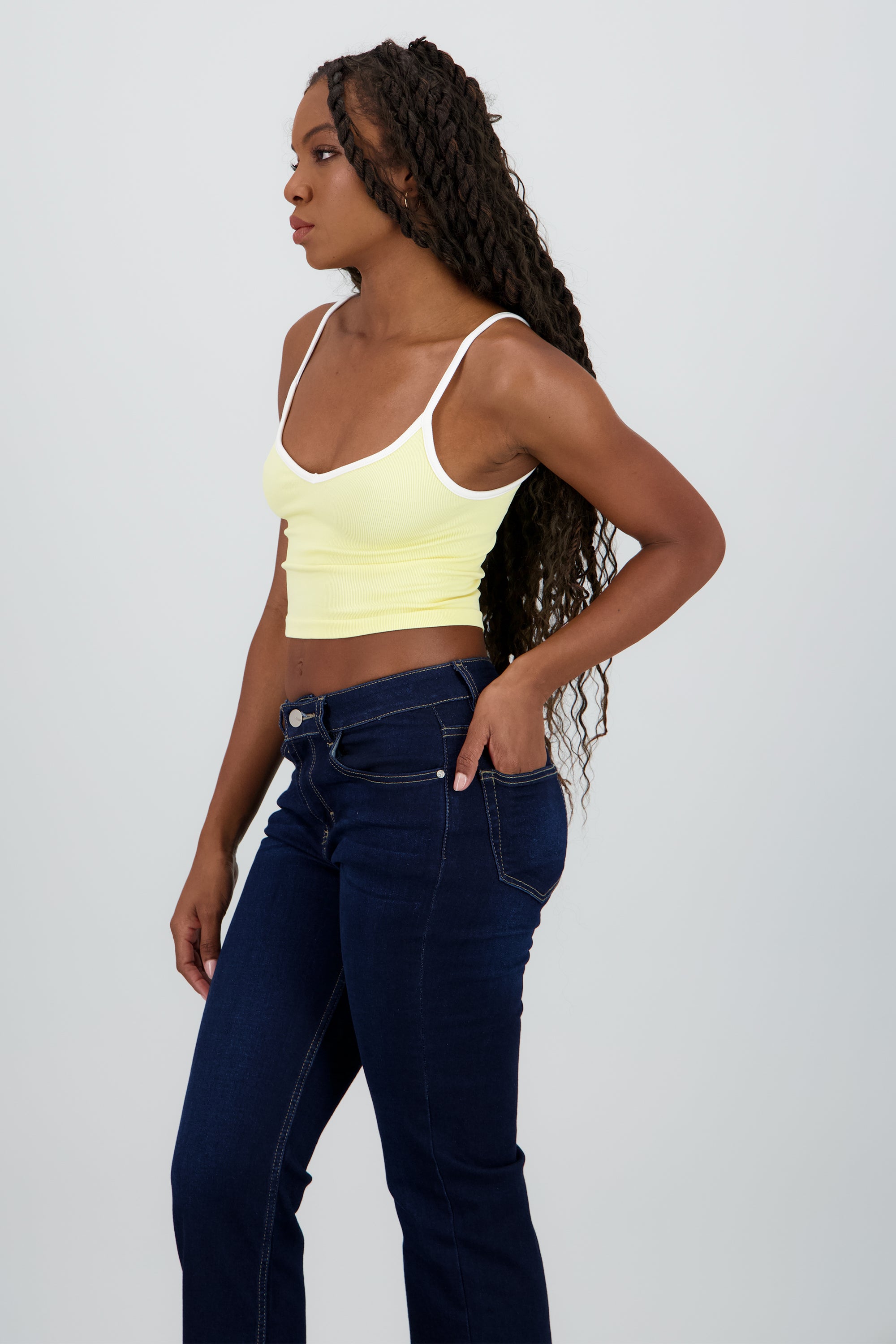 Top corto tirantes y contraste AMARILLO