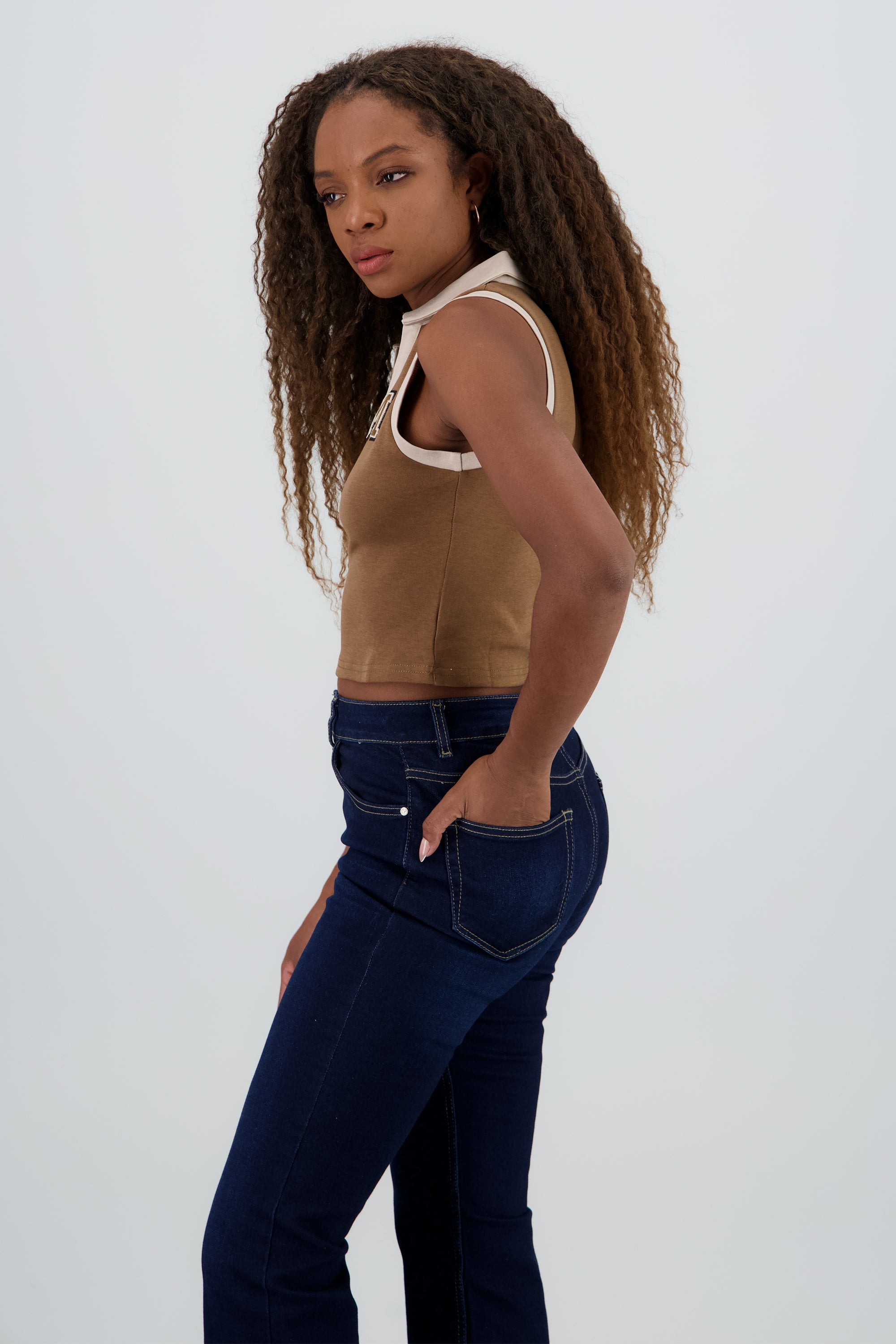 Top cuello polo sin mangas detalle bordado CAFE