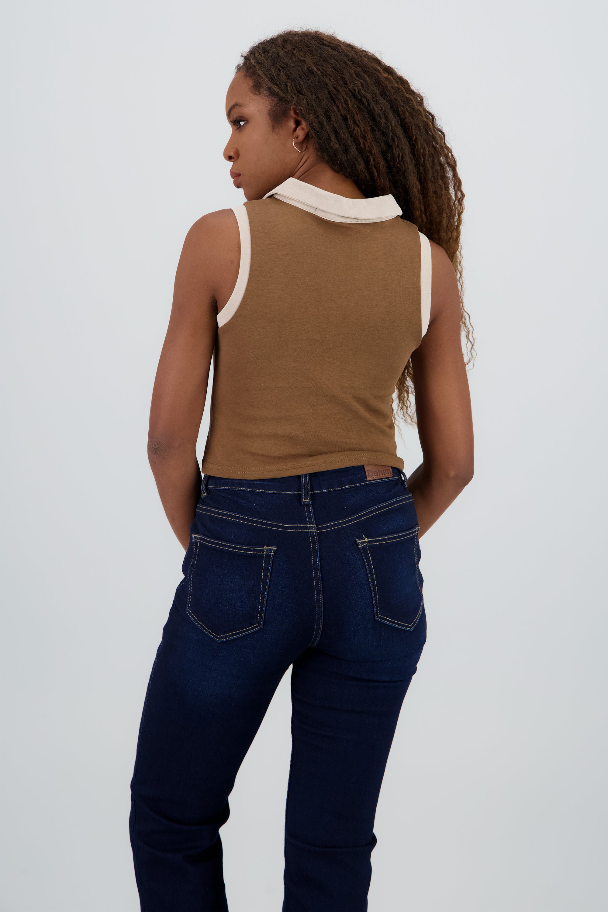 Top cuello polo sin mangas detalle bordado CAFE