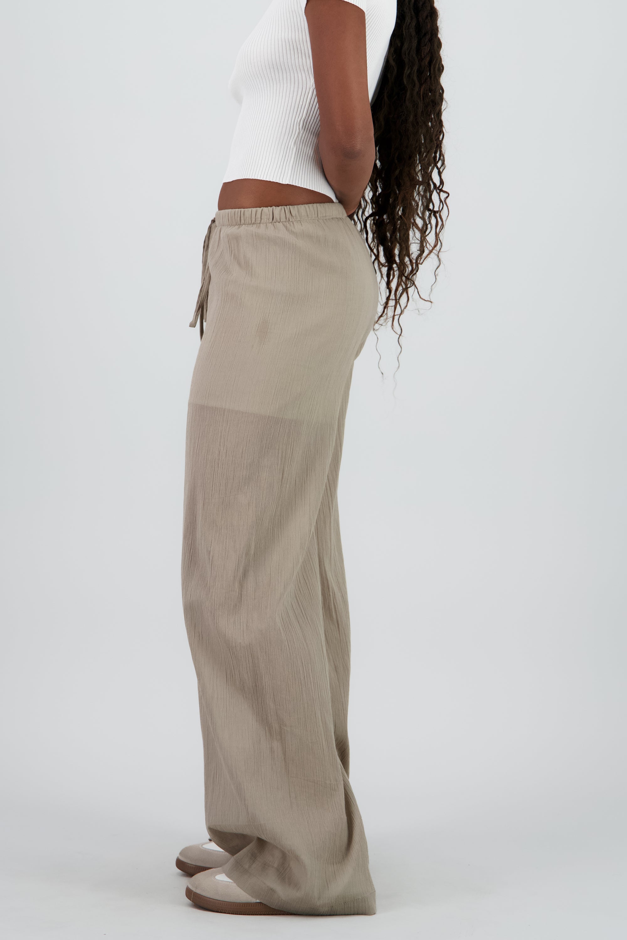 pantalon detalle textura plisado jareta OLIVO