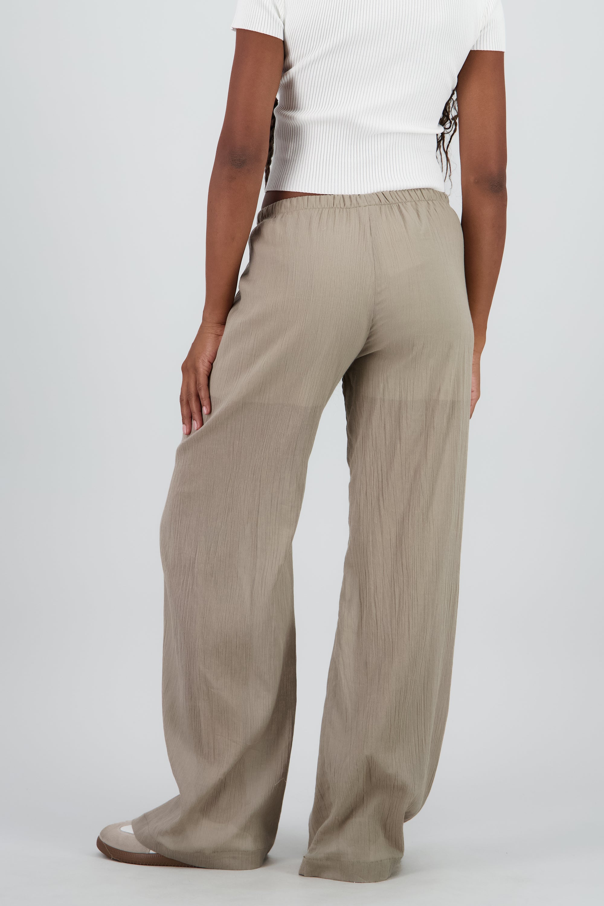 pantalon detalle textura plisado jareta OLIVO