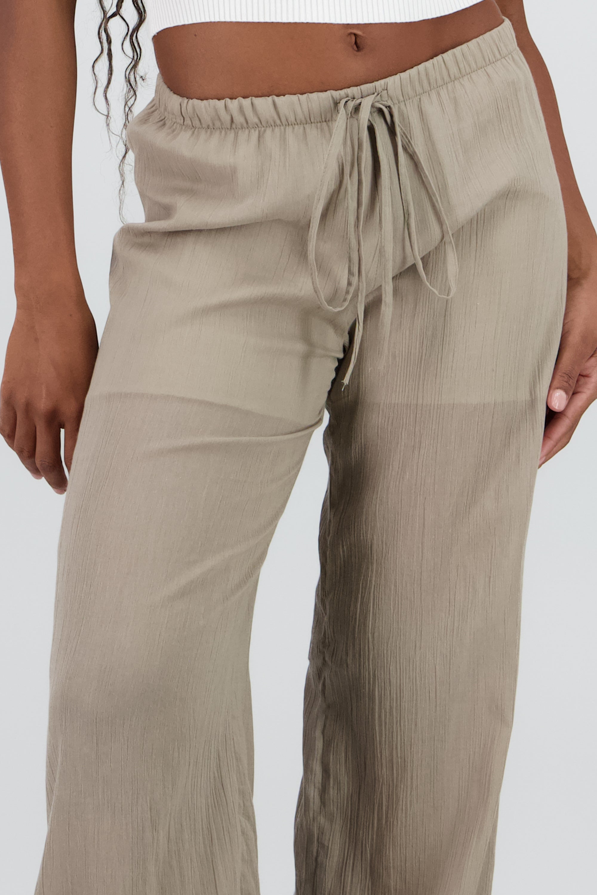 pantalon detalle textura plisado jareta OLIVO