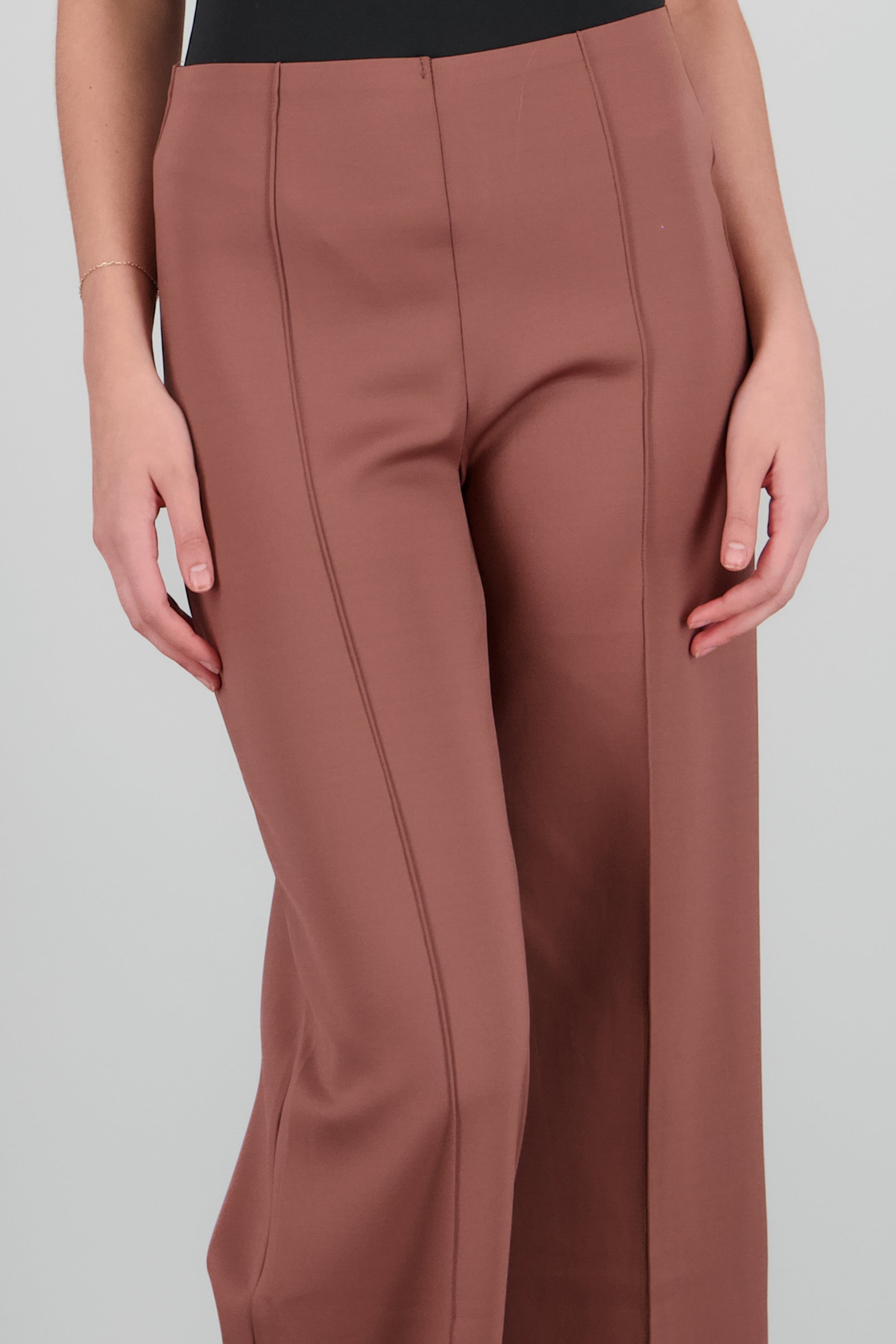 Pantalon recto detalle costura MARSALA