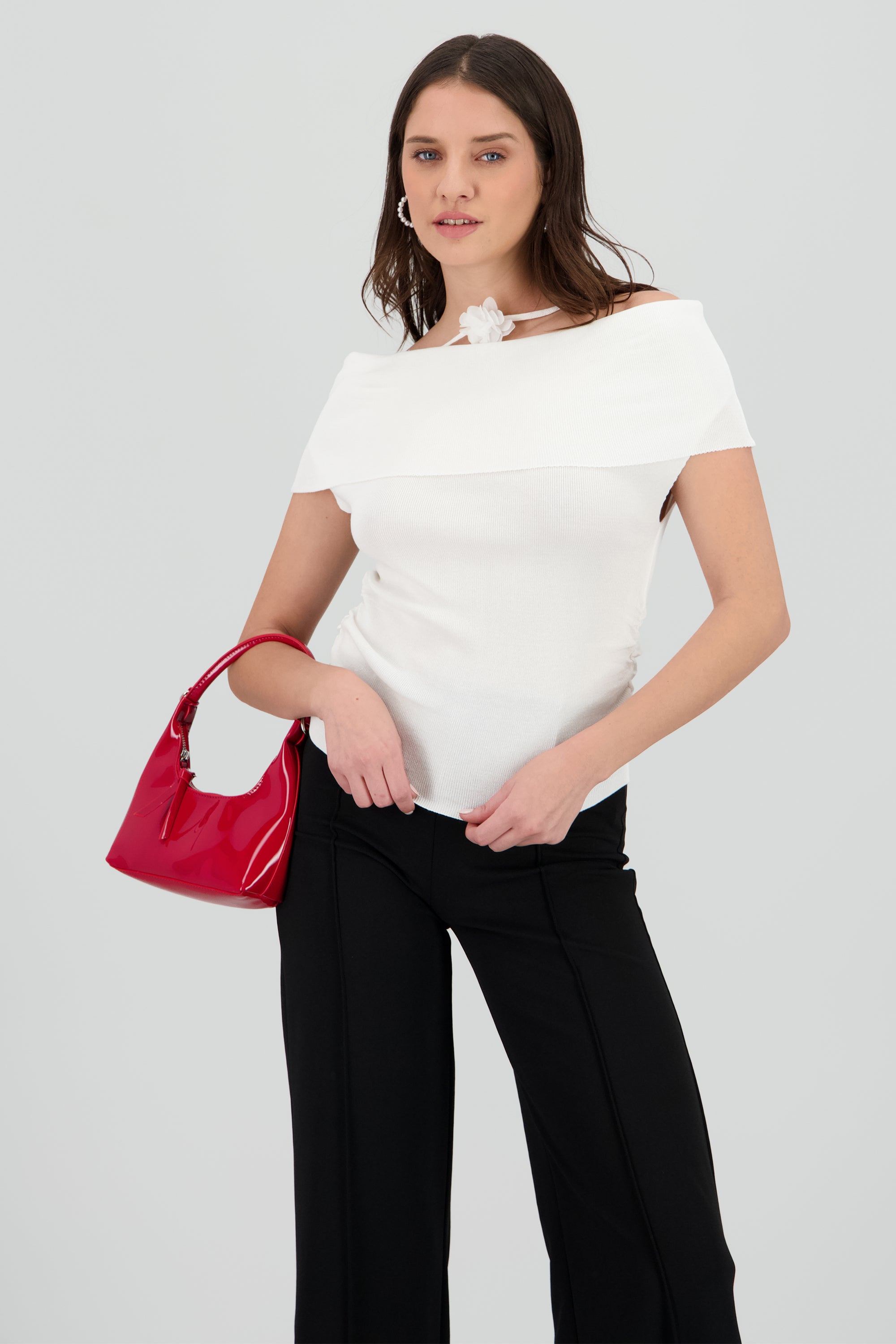 Top tejido off shoulder detalle flor BLANCO