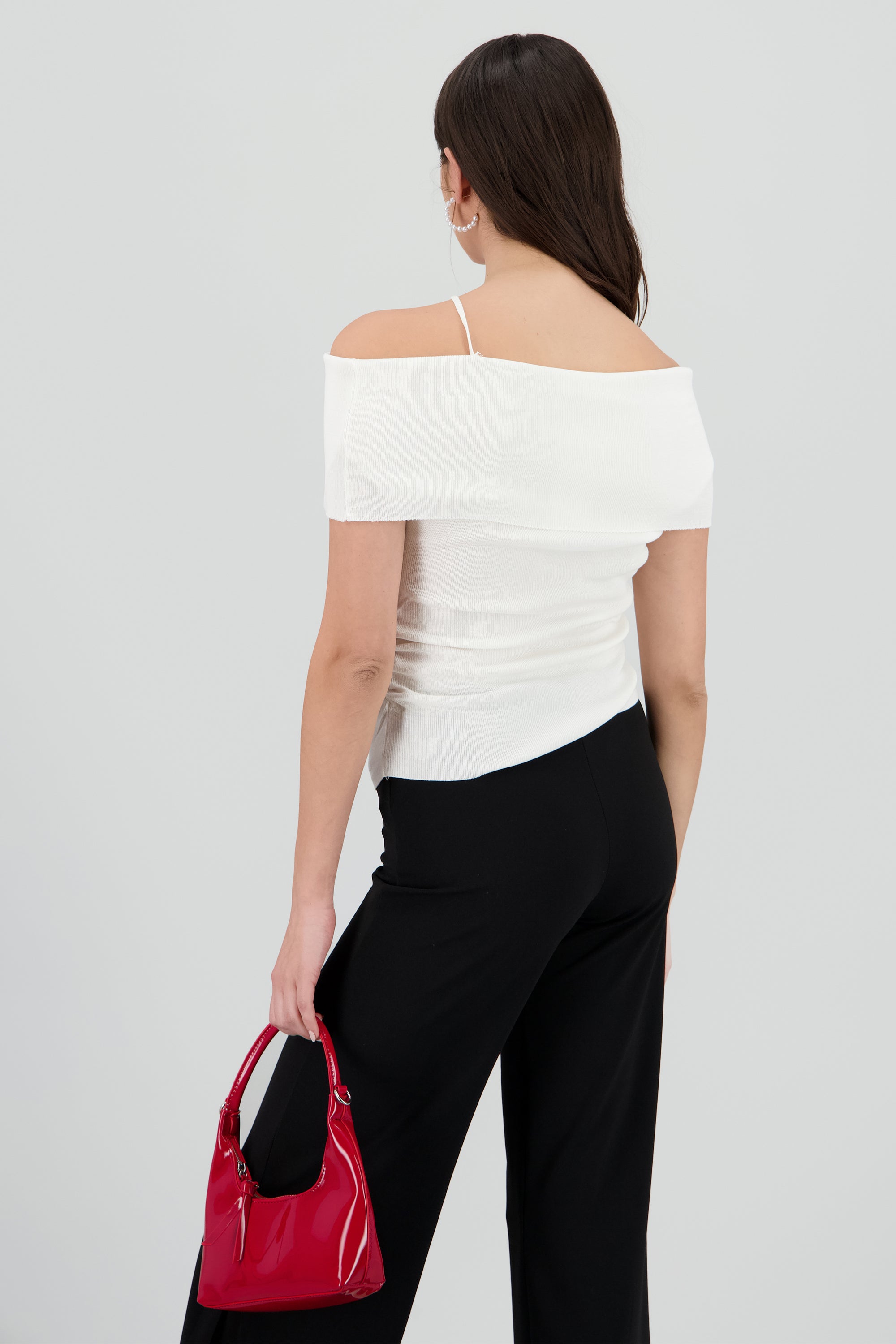 Top tejido off shoulder detalle flor BLANCO