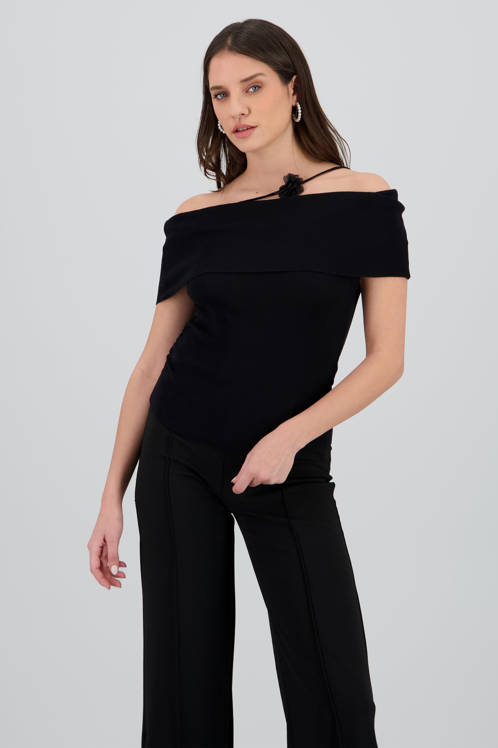 Top tejido off shoulder detalle flor NEGRO