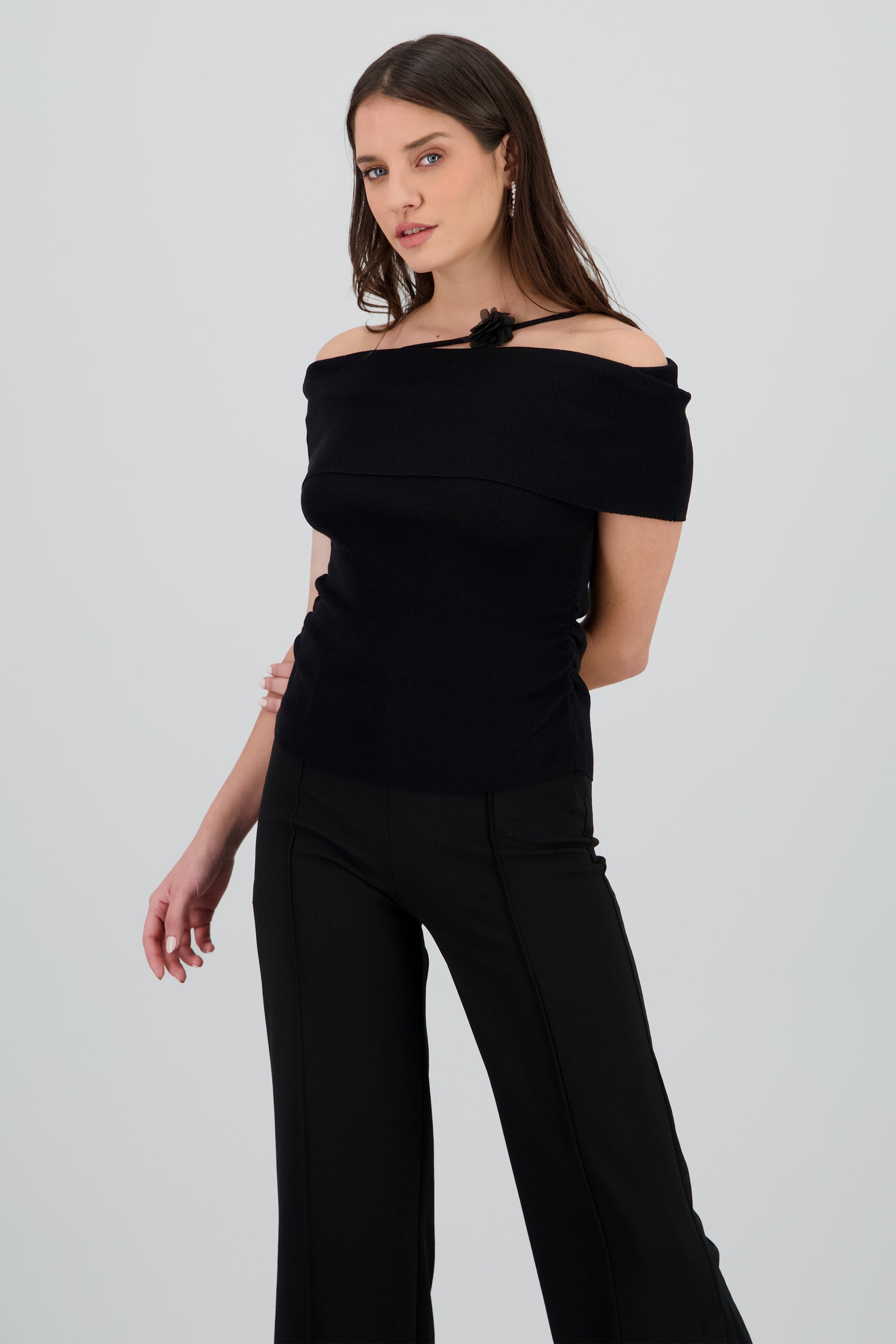 Top tejido off shoulder detalle flor NEGRO