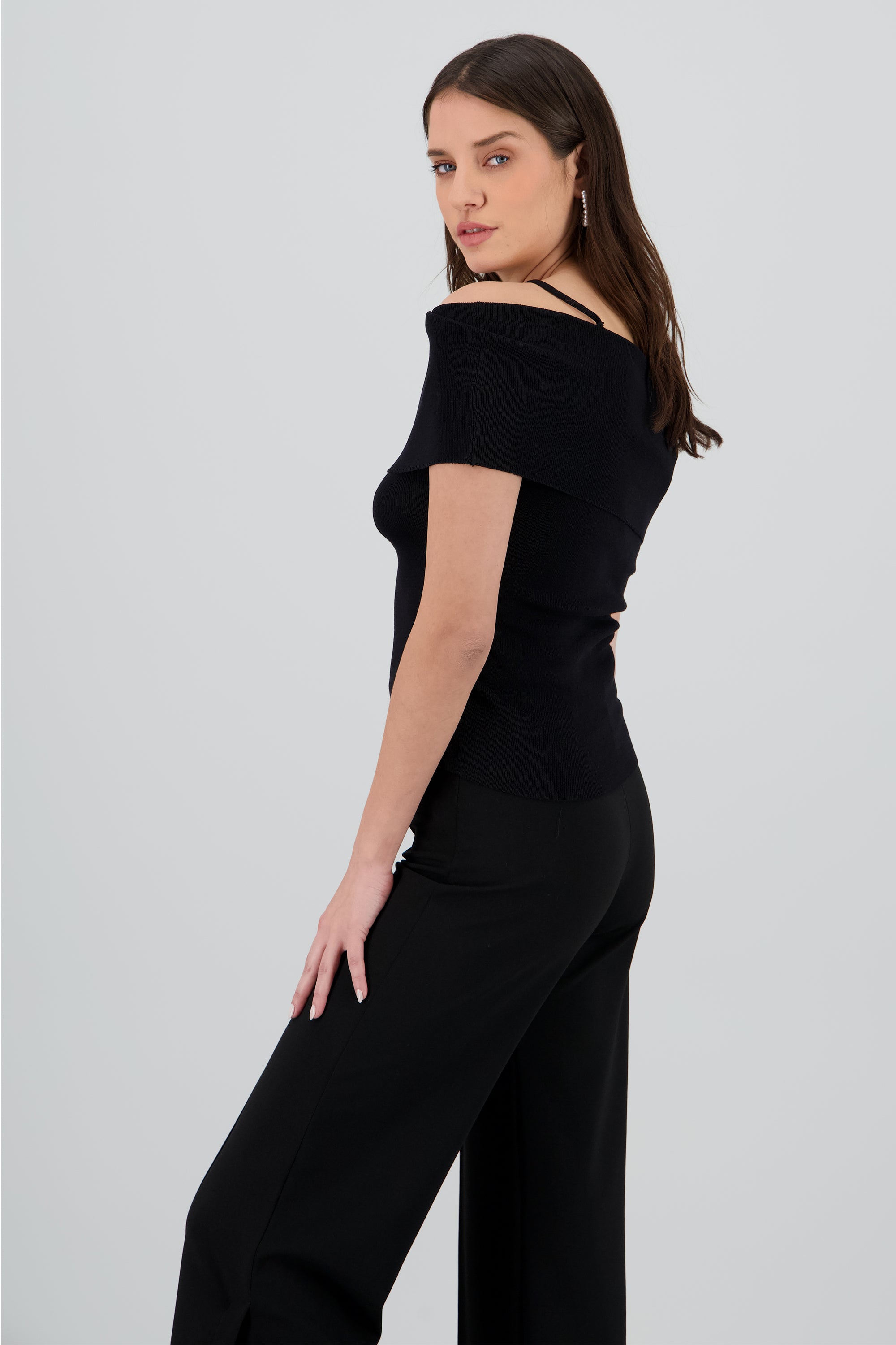 Top tejido off shoulder detalle flor NEGRO