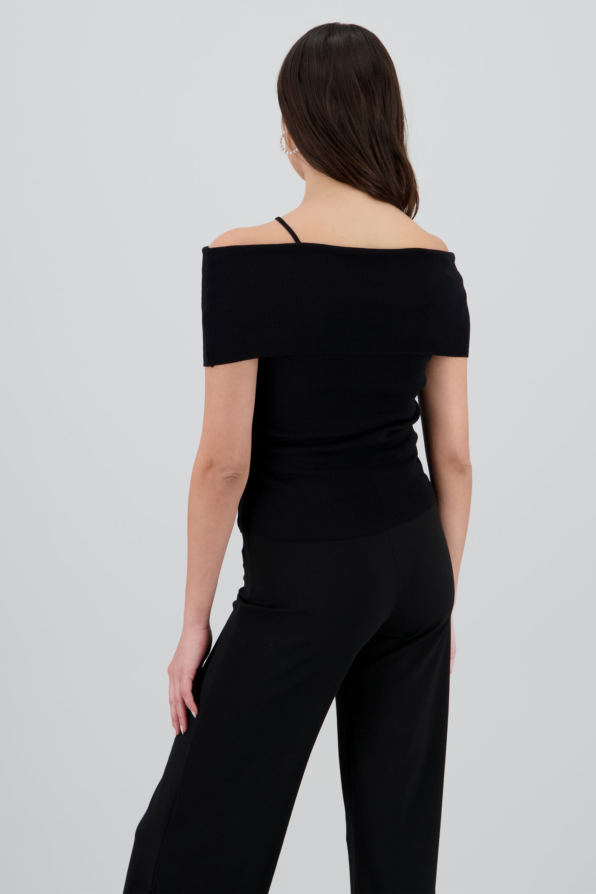 Top tejido off shoulder detalle flor NEGRO