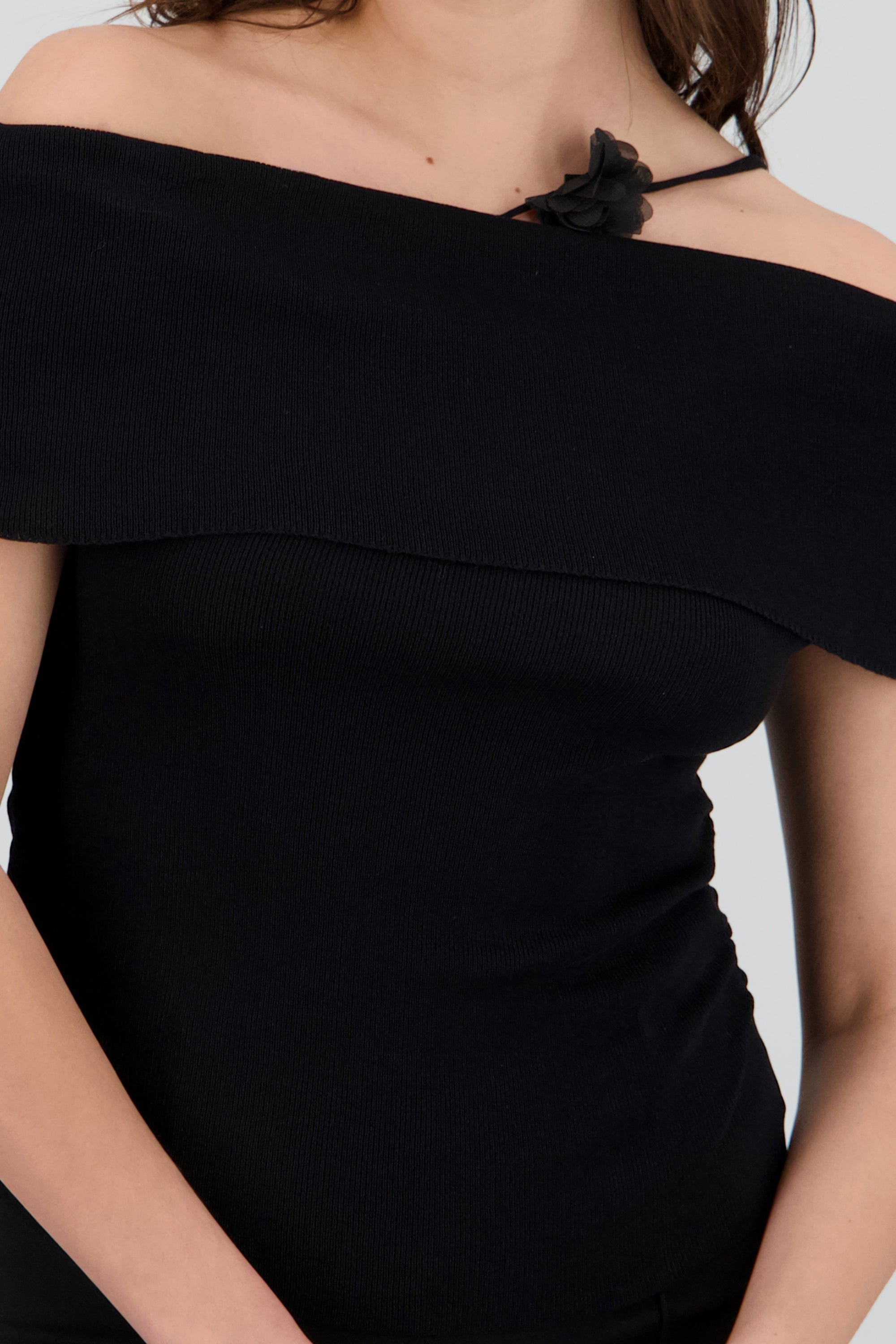 Top tejido off shoulder detalle flor NEGRO