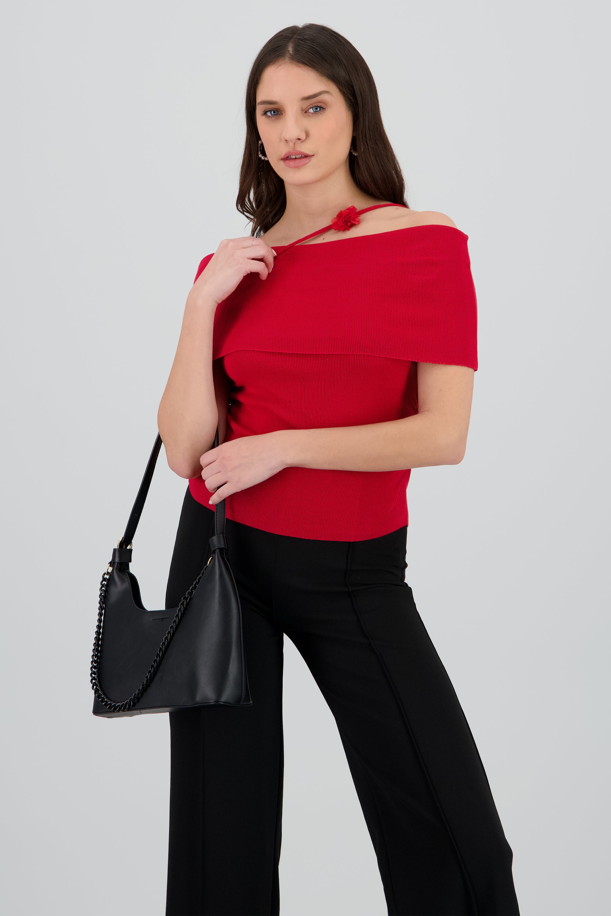 Top tejido off shoulder detalle flor ROJO