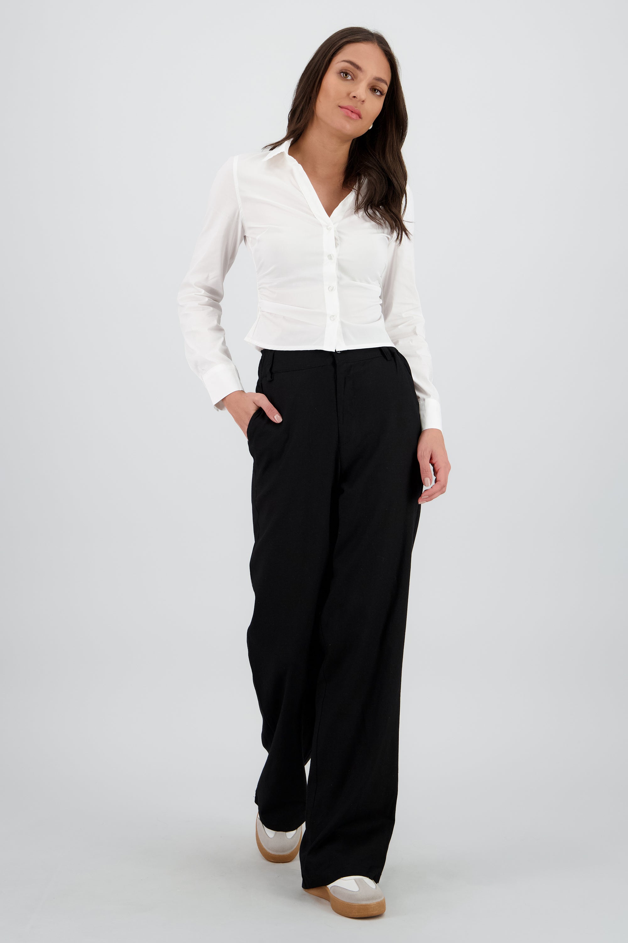 Pantalon recto detalle bolsas cargo NEGRO