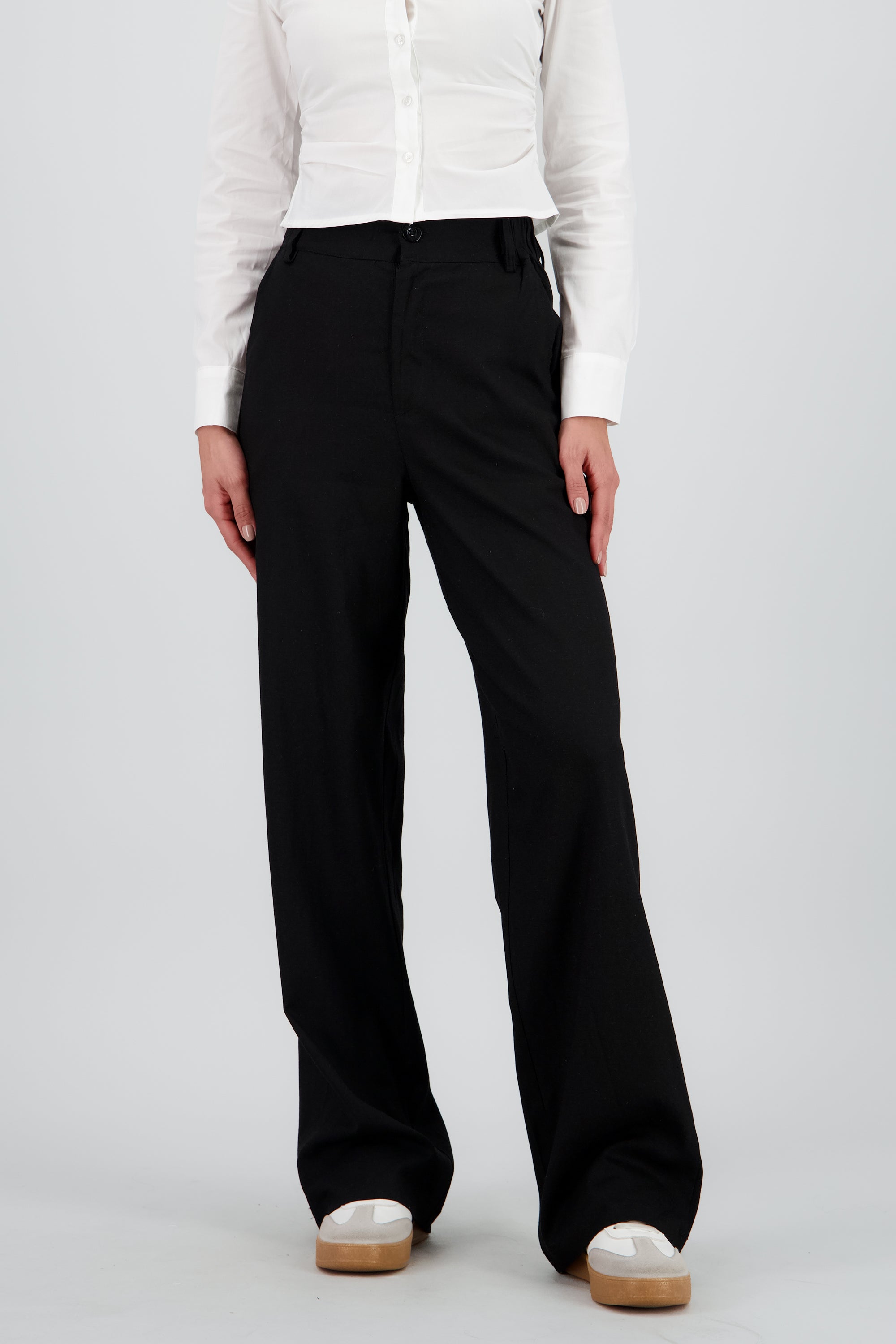 Pantalon recto detalle bolsas cargo NEGRO
