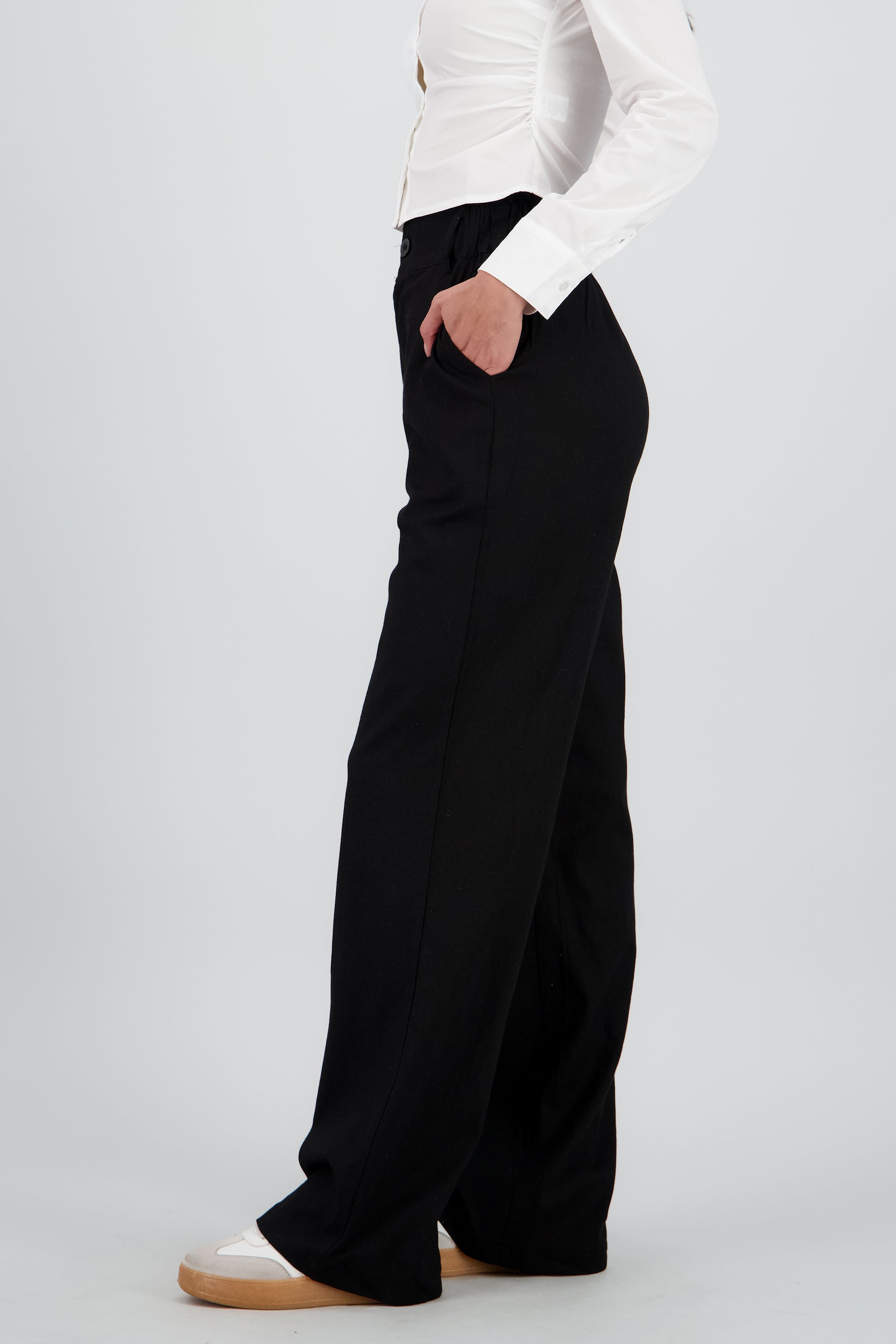 Pantalon recto detalle bolsas cargo NEGRO