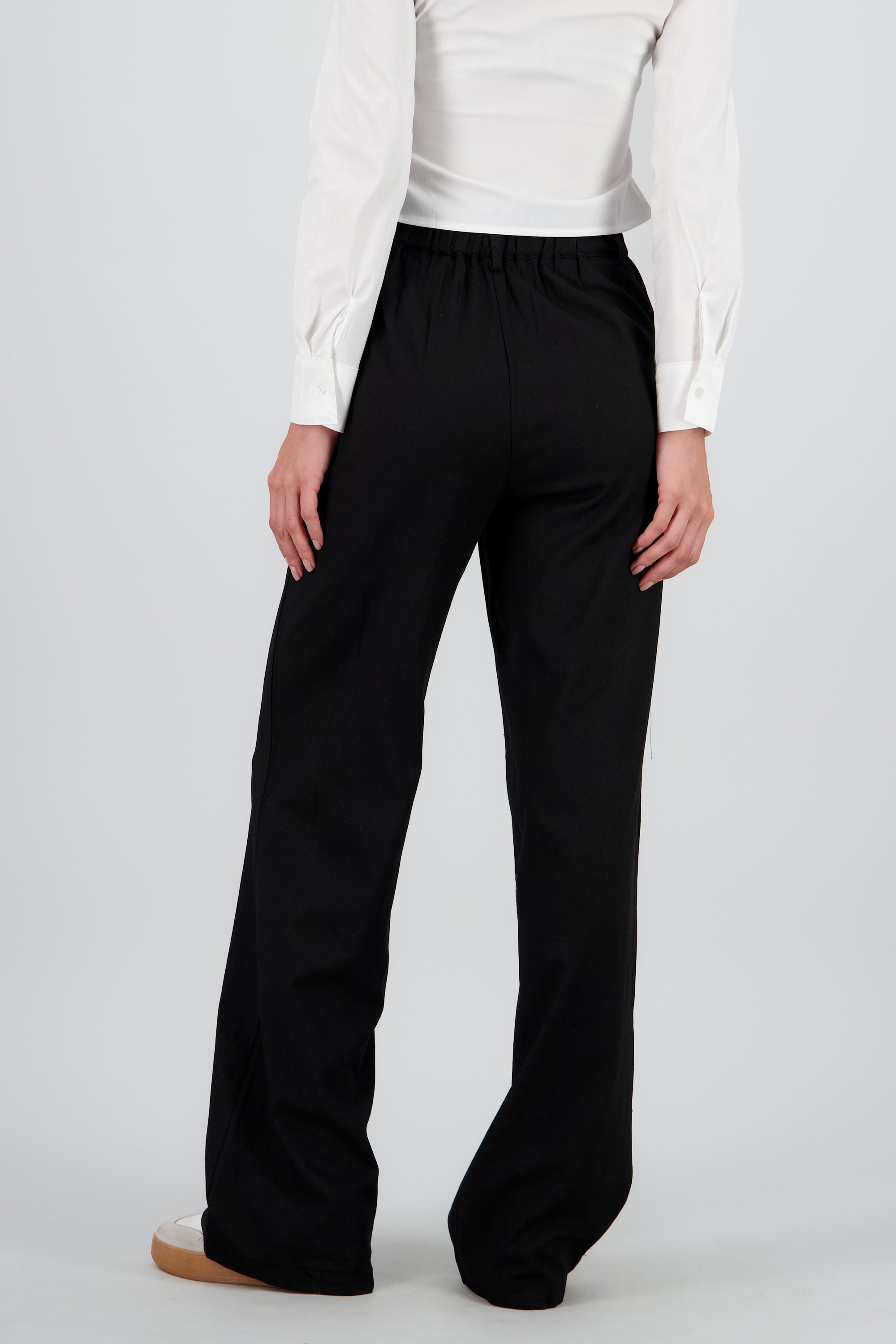 Pantalon recto detalle bolsas cargo NEGRO