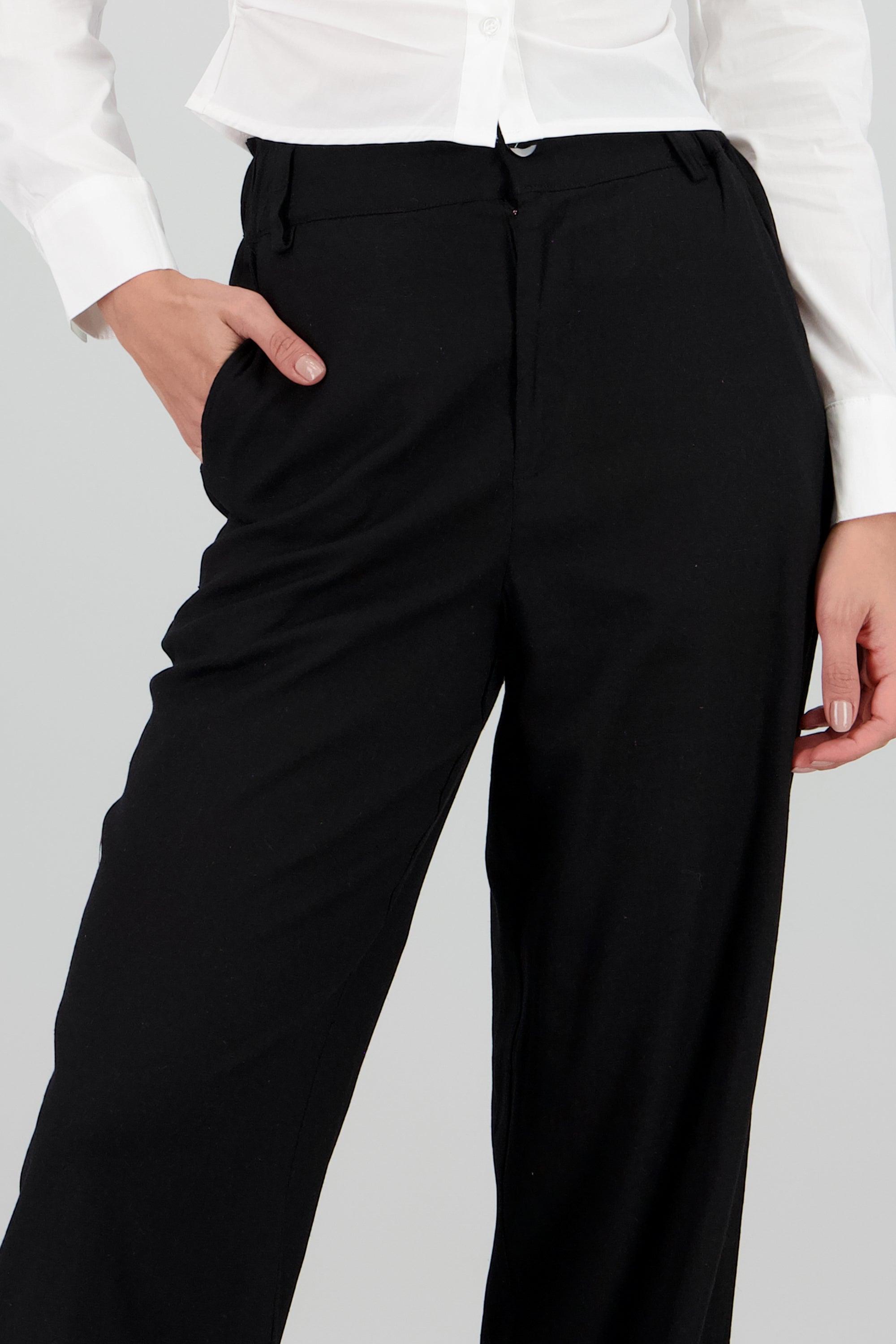 Pantalon recto detalle bolsas cargo NEGRO