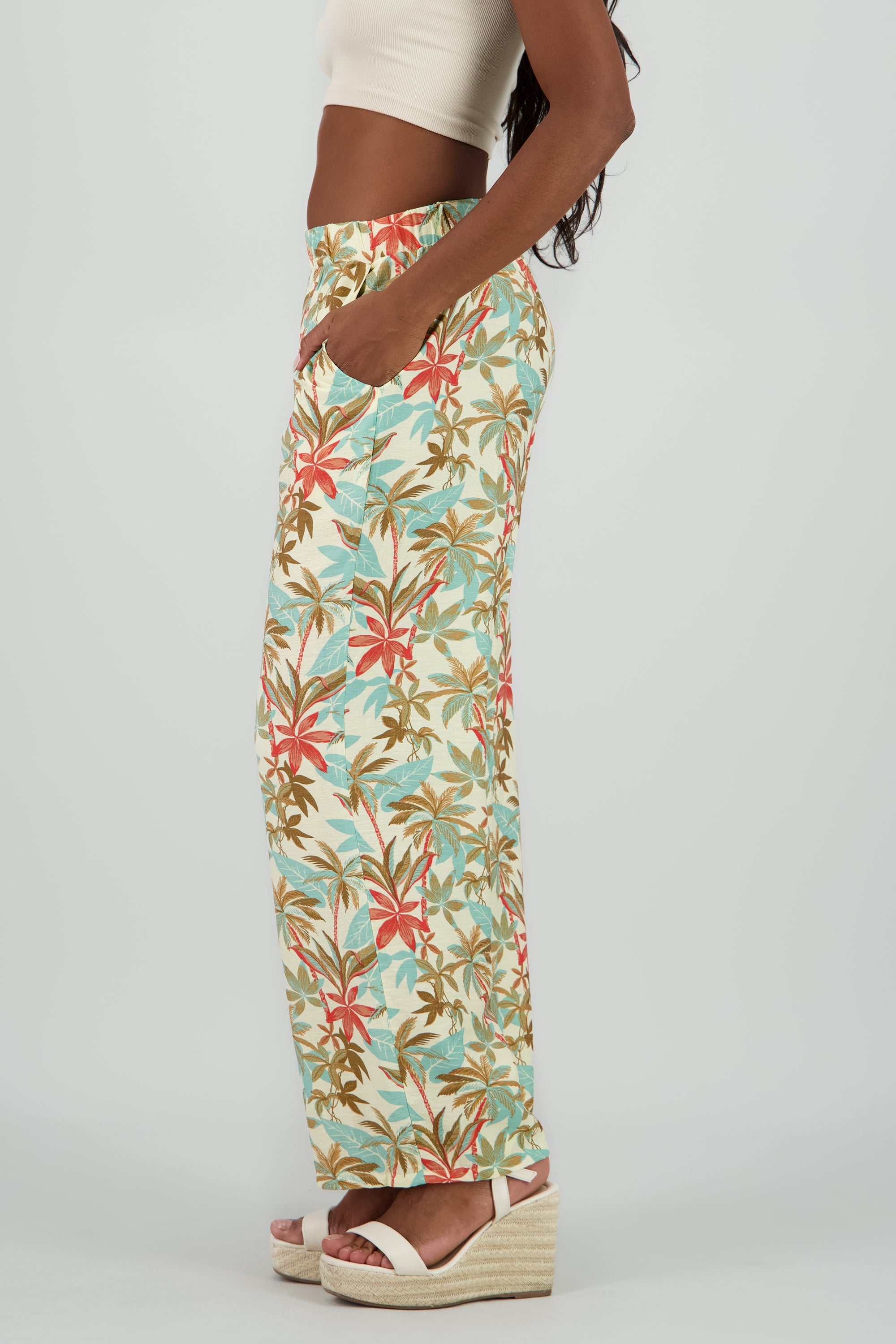 Pantalon amplio detalle resorte tropical MULTICOLOR