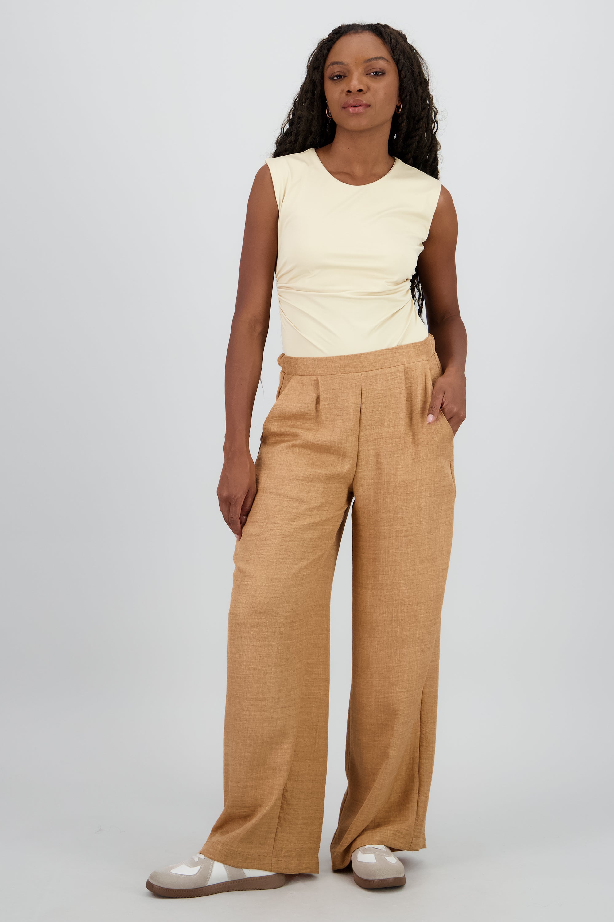 Pantalon amplio pinzas detalle bolsas BEIGE