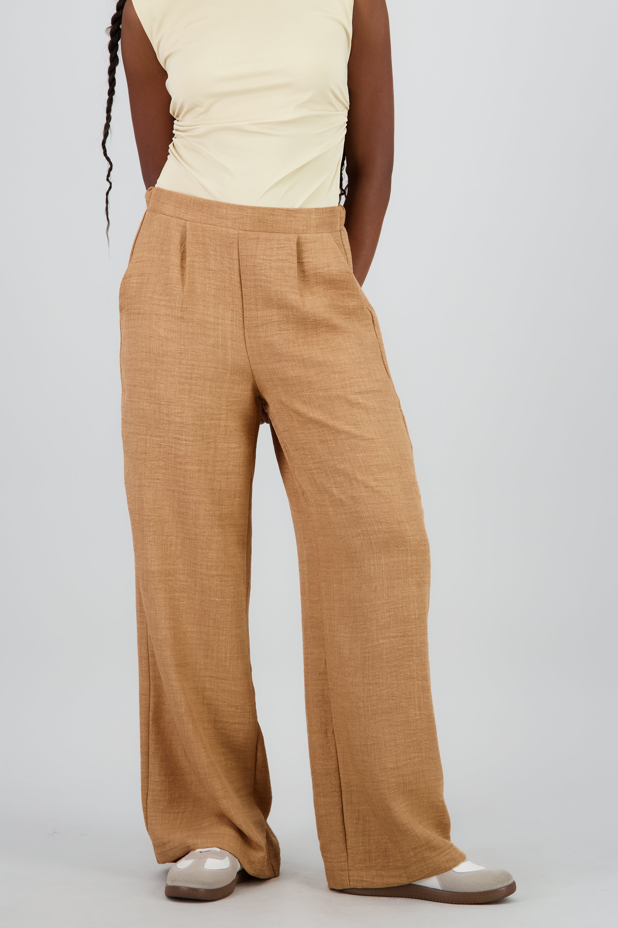 Pantalon amplio pinzas detalle bolsas BEIGE