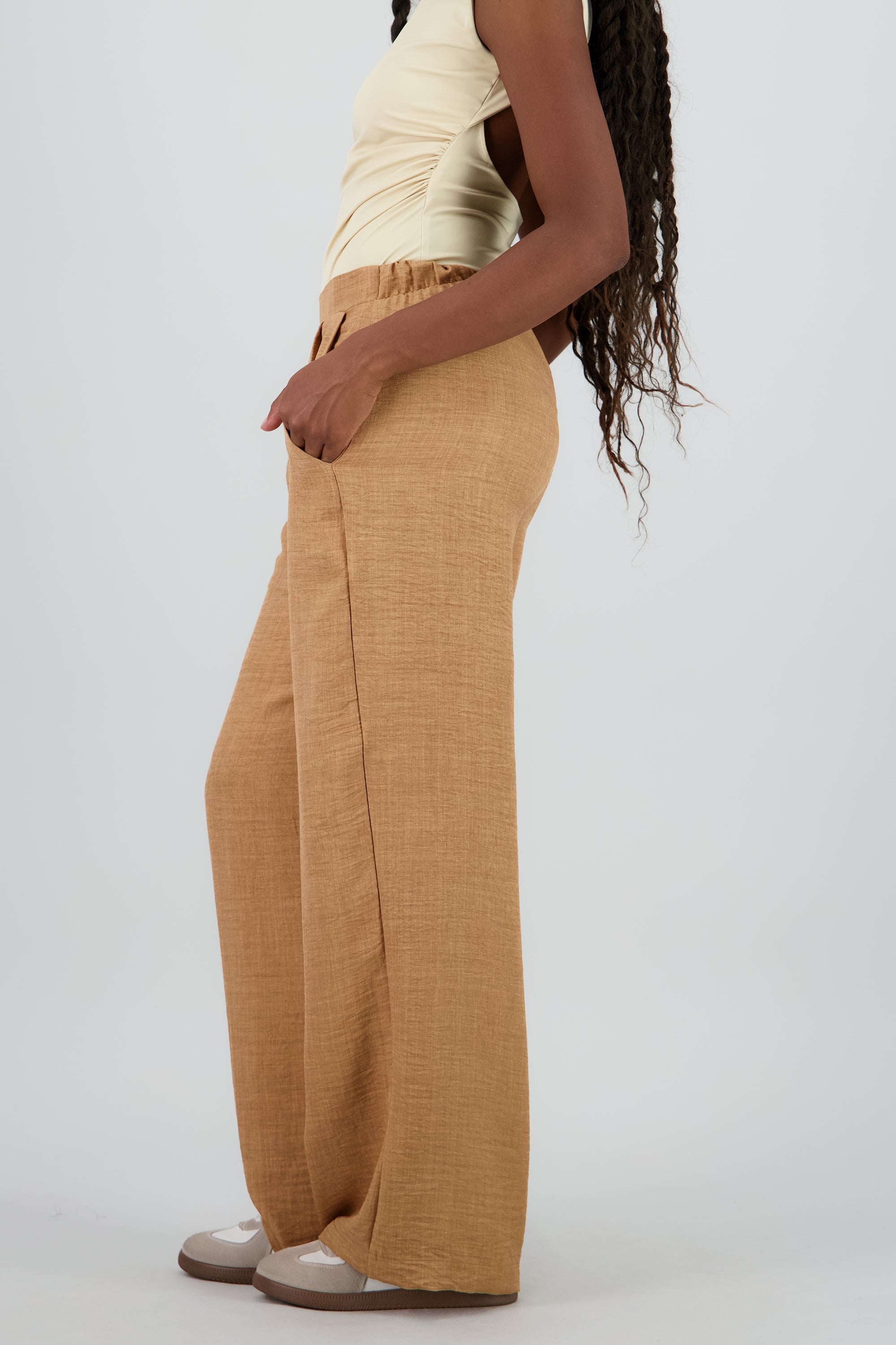 Pantalon amplio pinzas detalle bolsas BEIGE