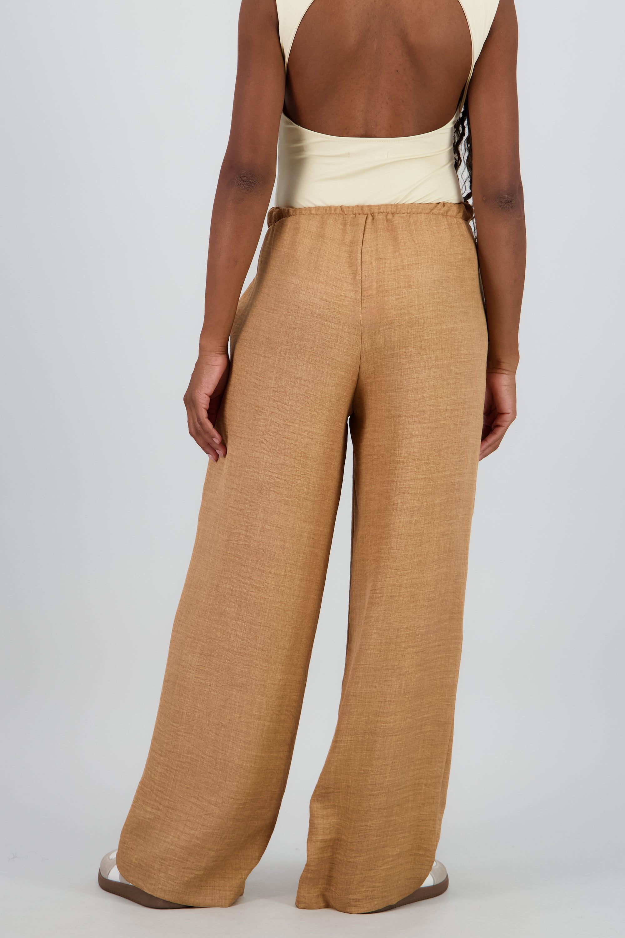 Pantalon amplio pinzas detalle bolsas BEIGE