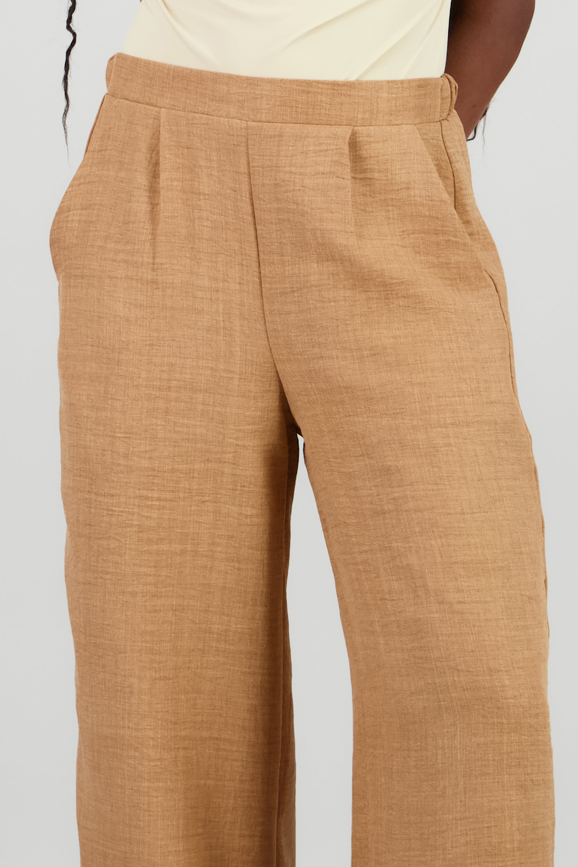 Pantalon amplio pinzas detalle bolsas BEIGE