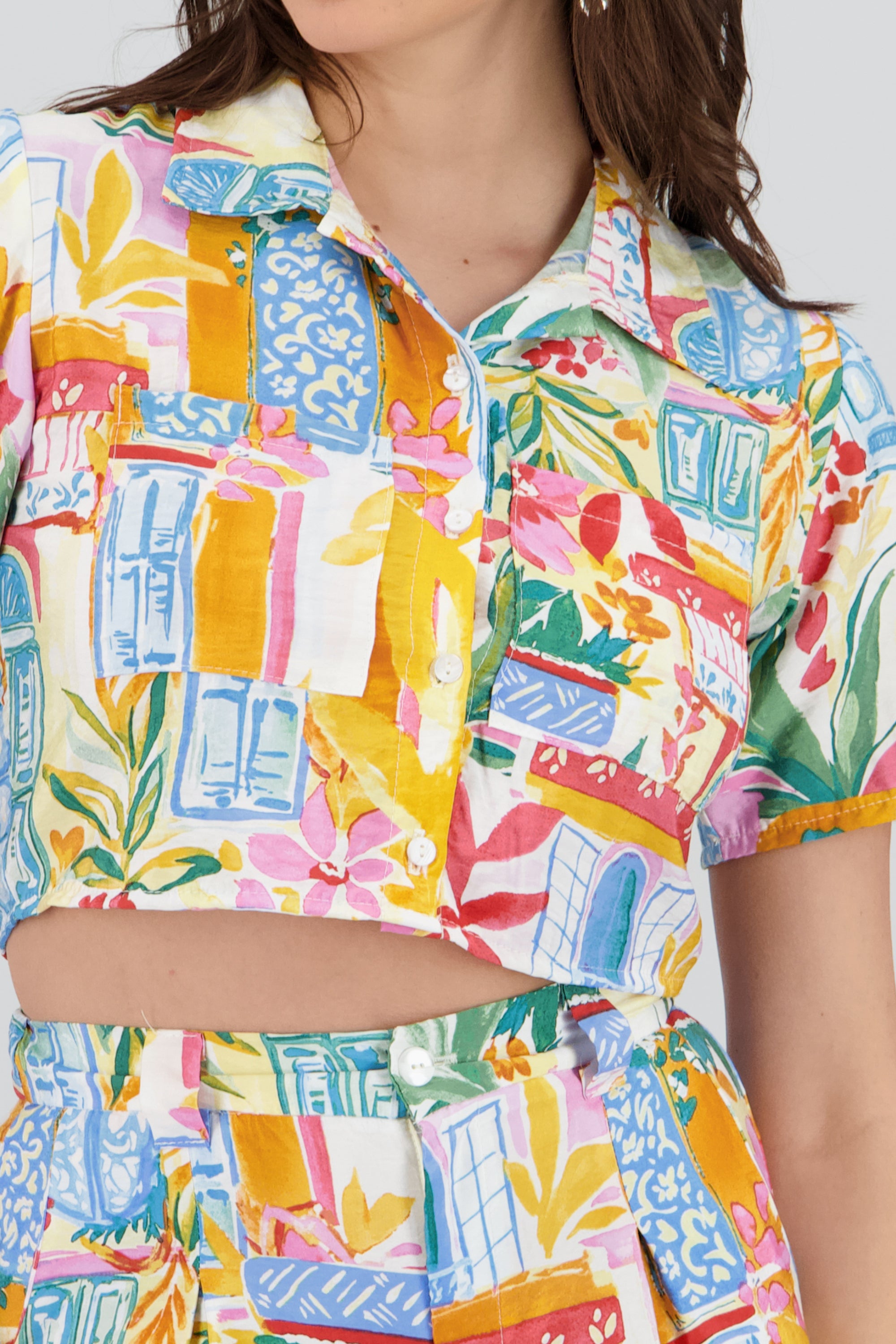 Camisa crop manga corta detalle cuello estampado MULTICOLOR