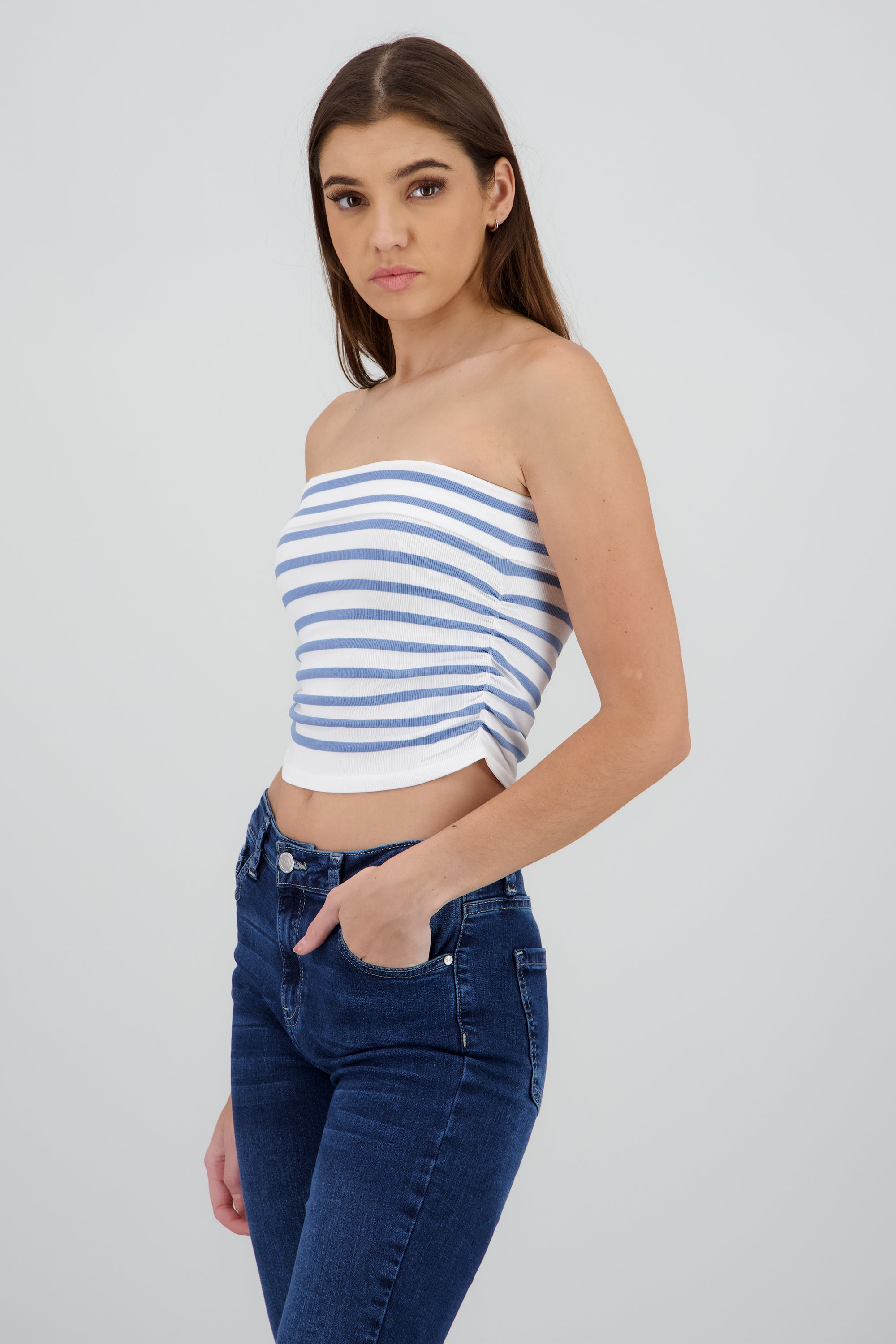 Top strapless de rayas con frunce de lado AZUL COMBO