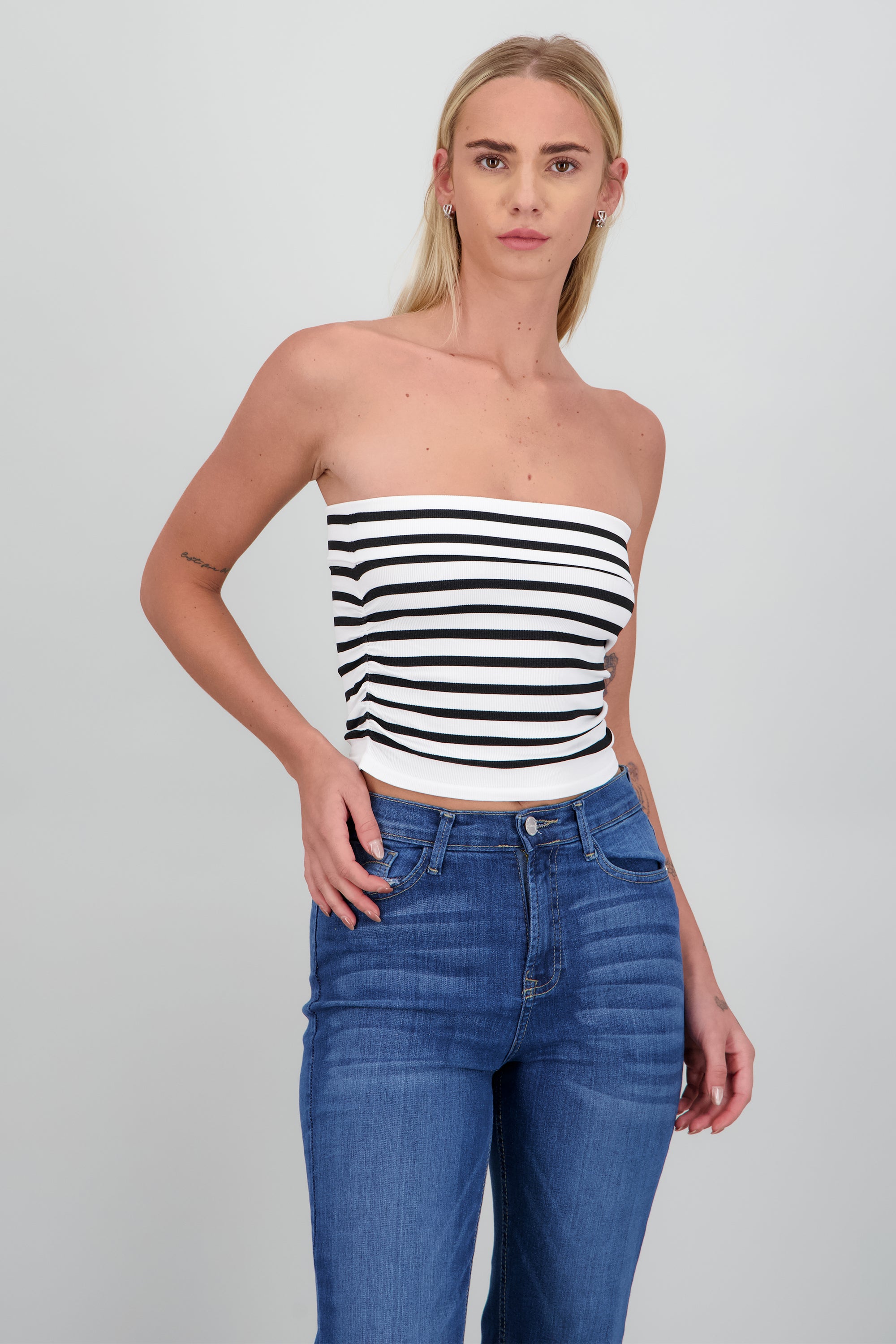 Top strapless de rayas con frunce de lado BLANCO COMBO
