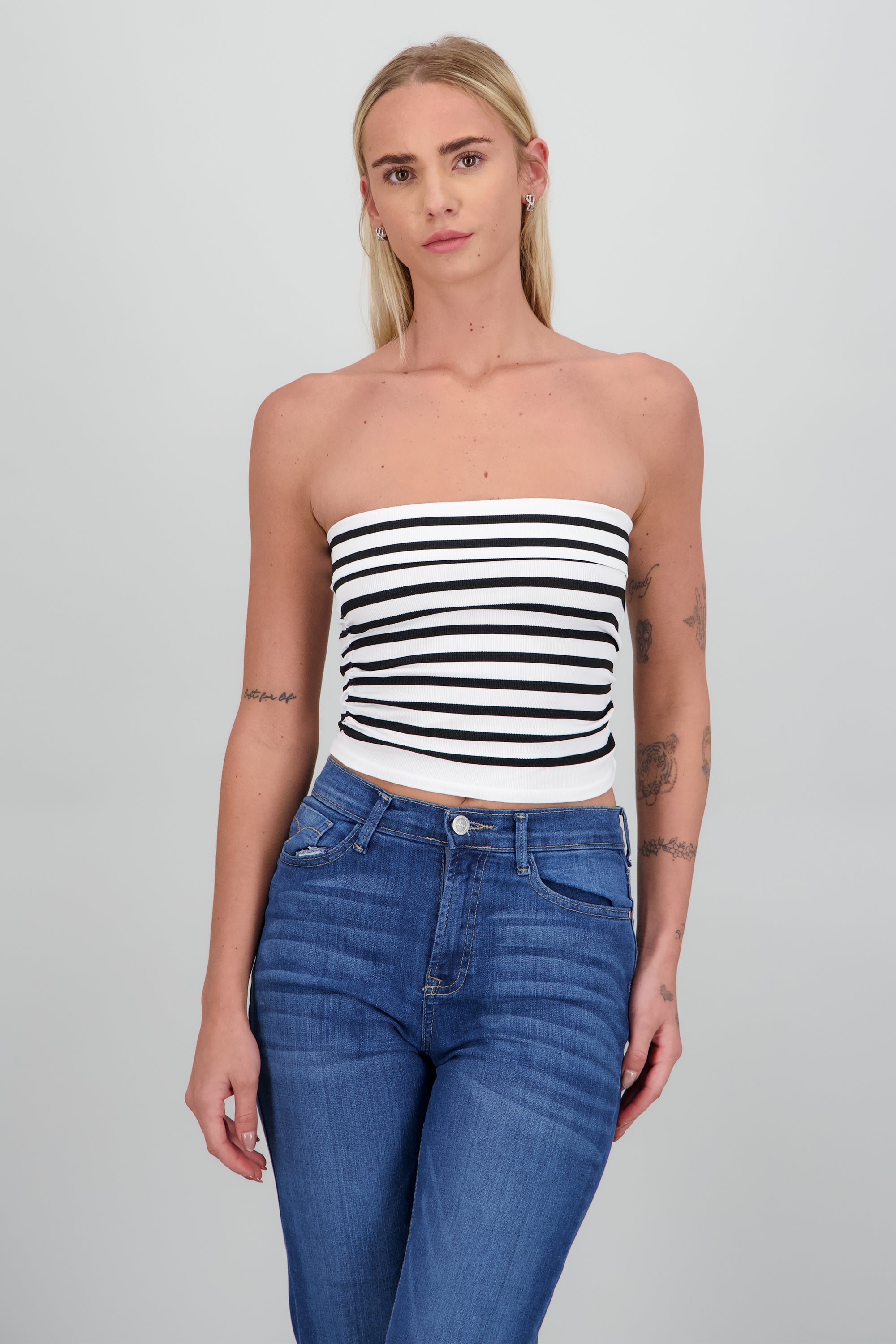 Top strapless de rayas con frunce de lado BLANCO COMBO