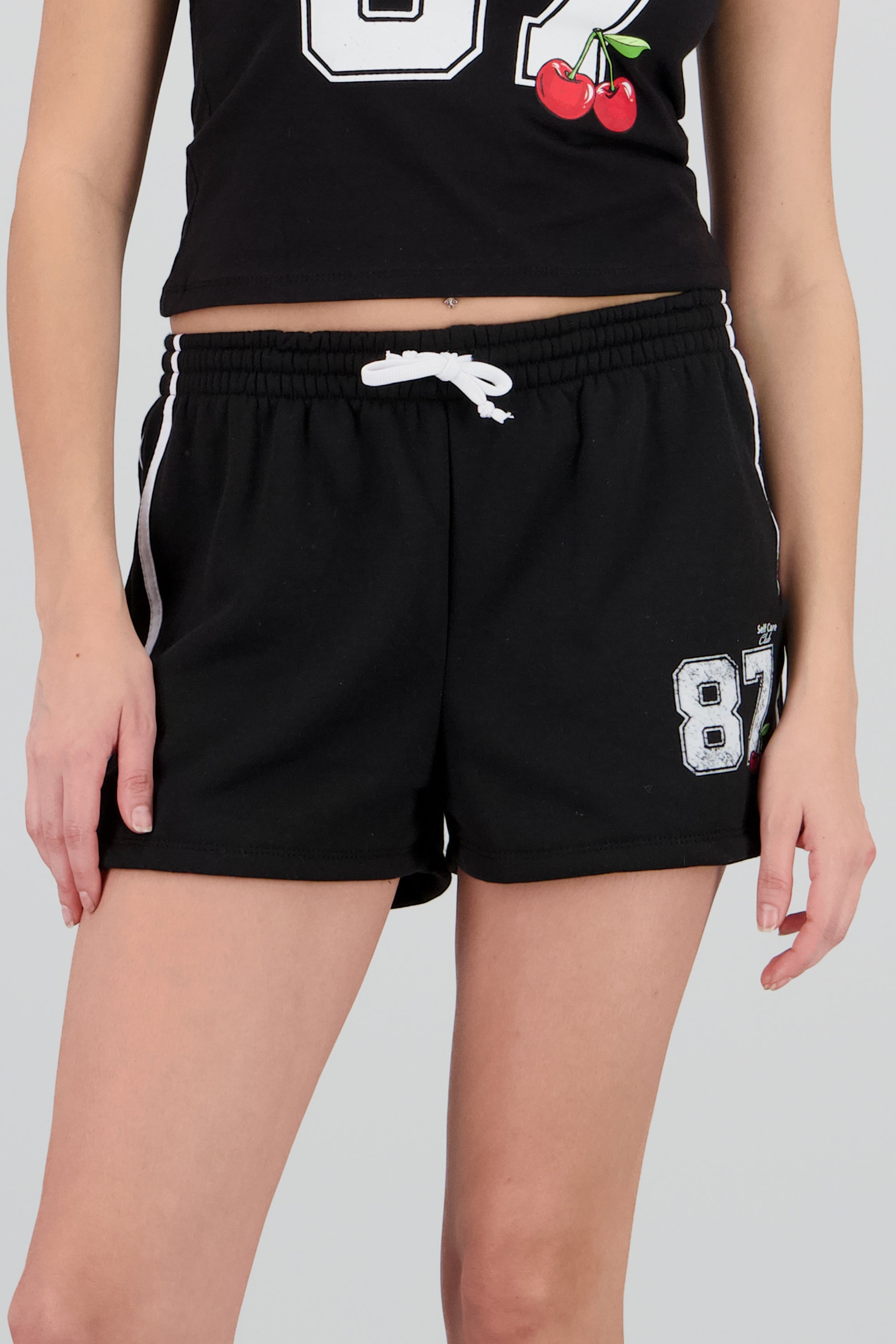 Short corto contraste con estampado NEGRO COMBO