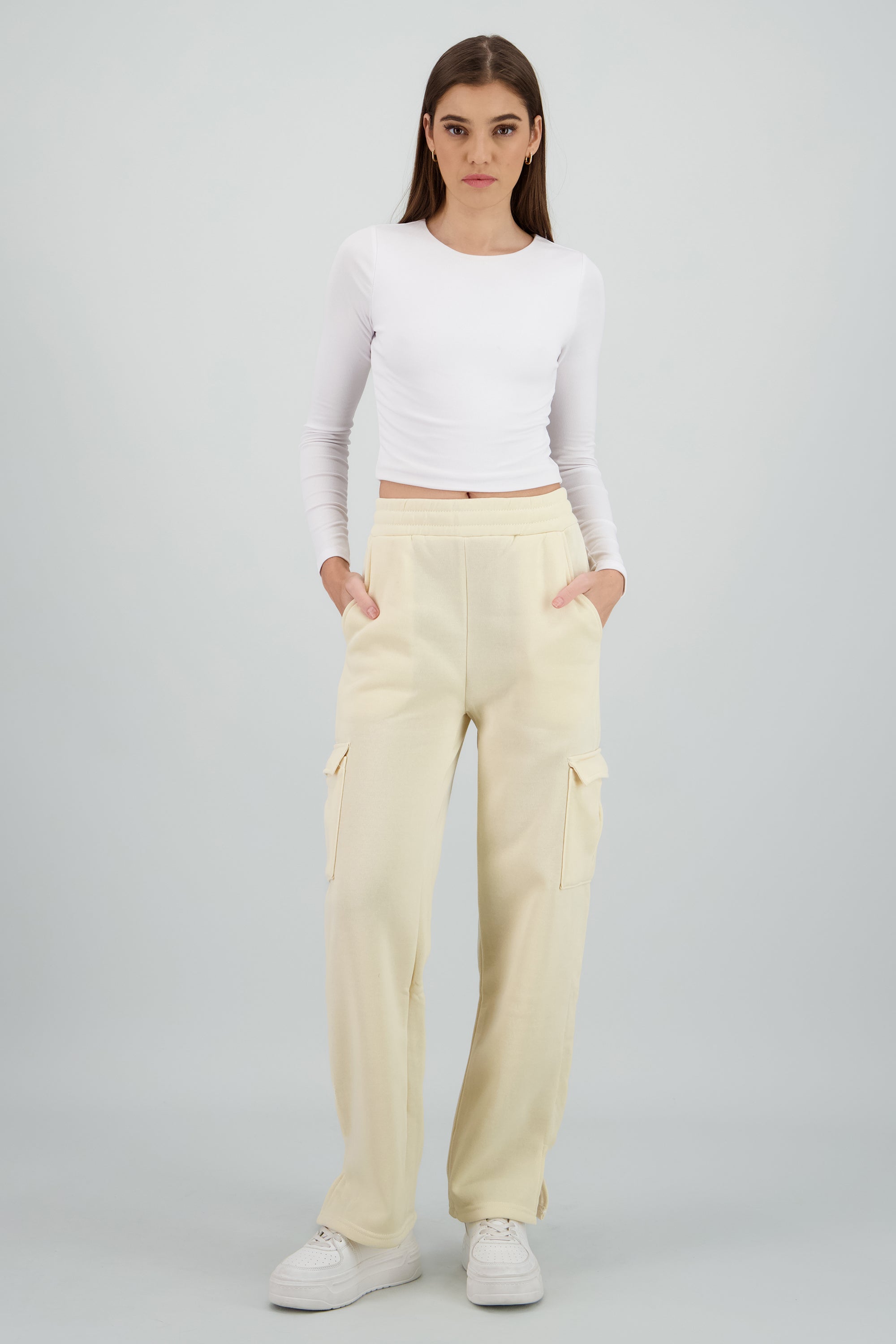 Jogger amplio con bolsas cargo CREMA