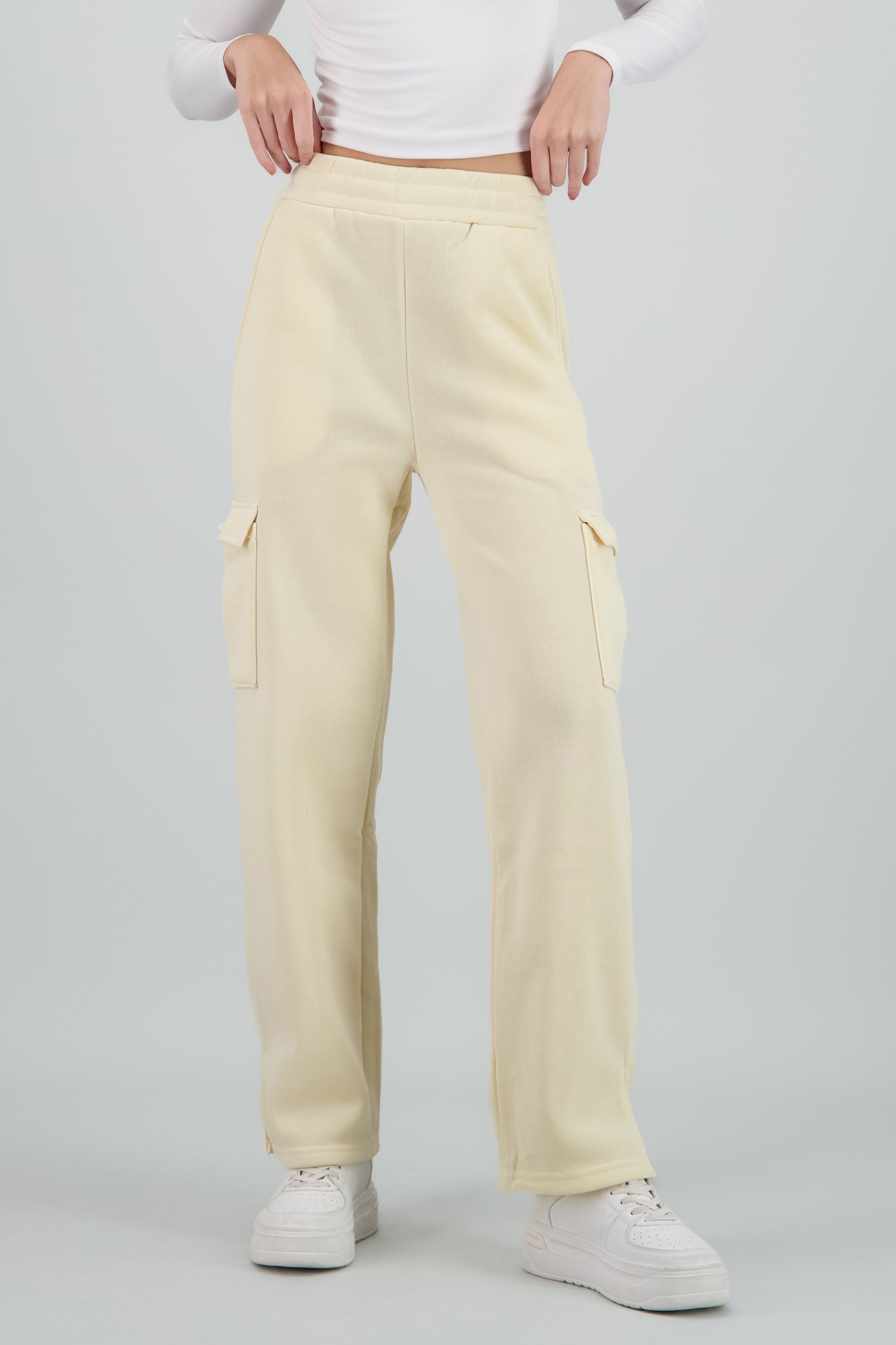 Jogger amplio con bolsas cargo CREMA