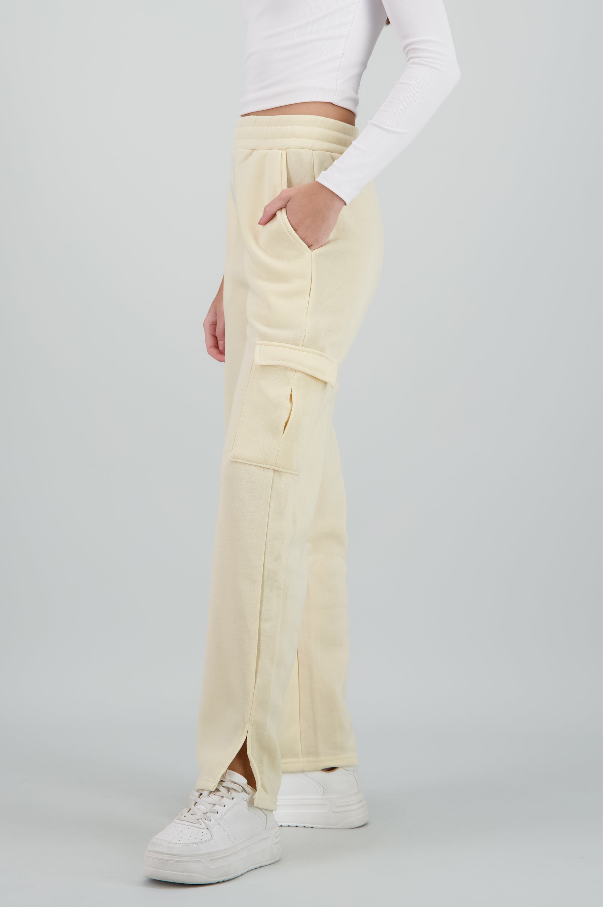 Jogger amplio con bolsas cargo CREMA