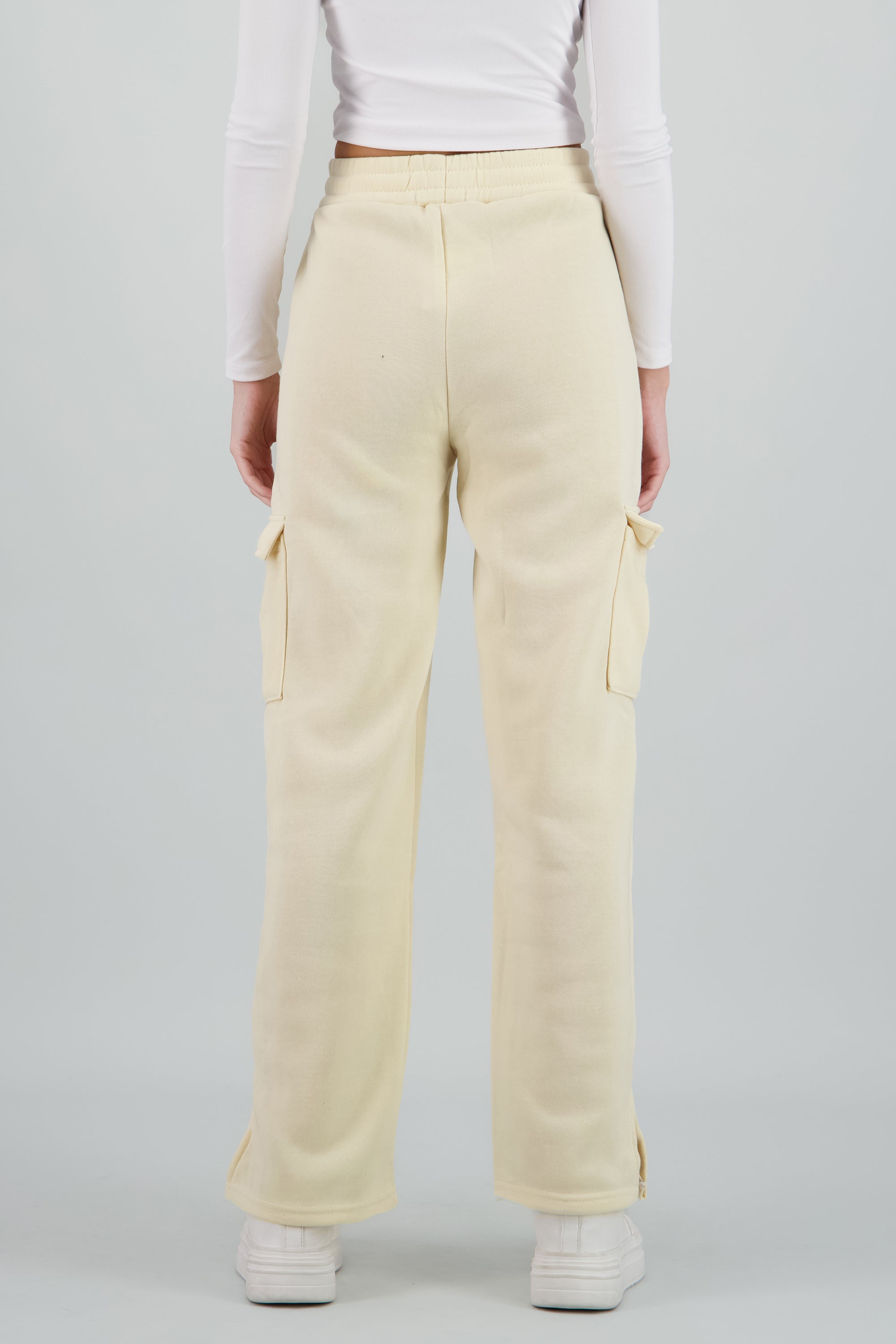 Jogger amplio con bolsas cargo CREMA