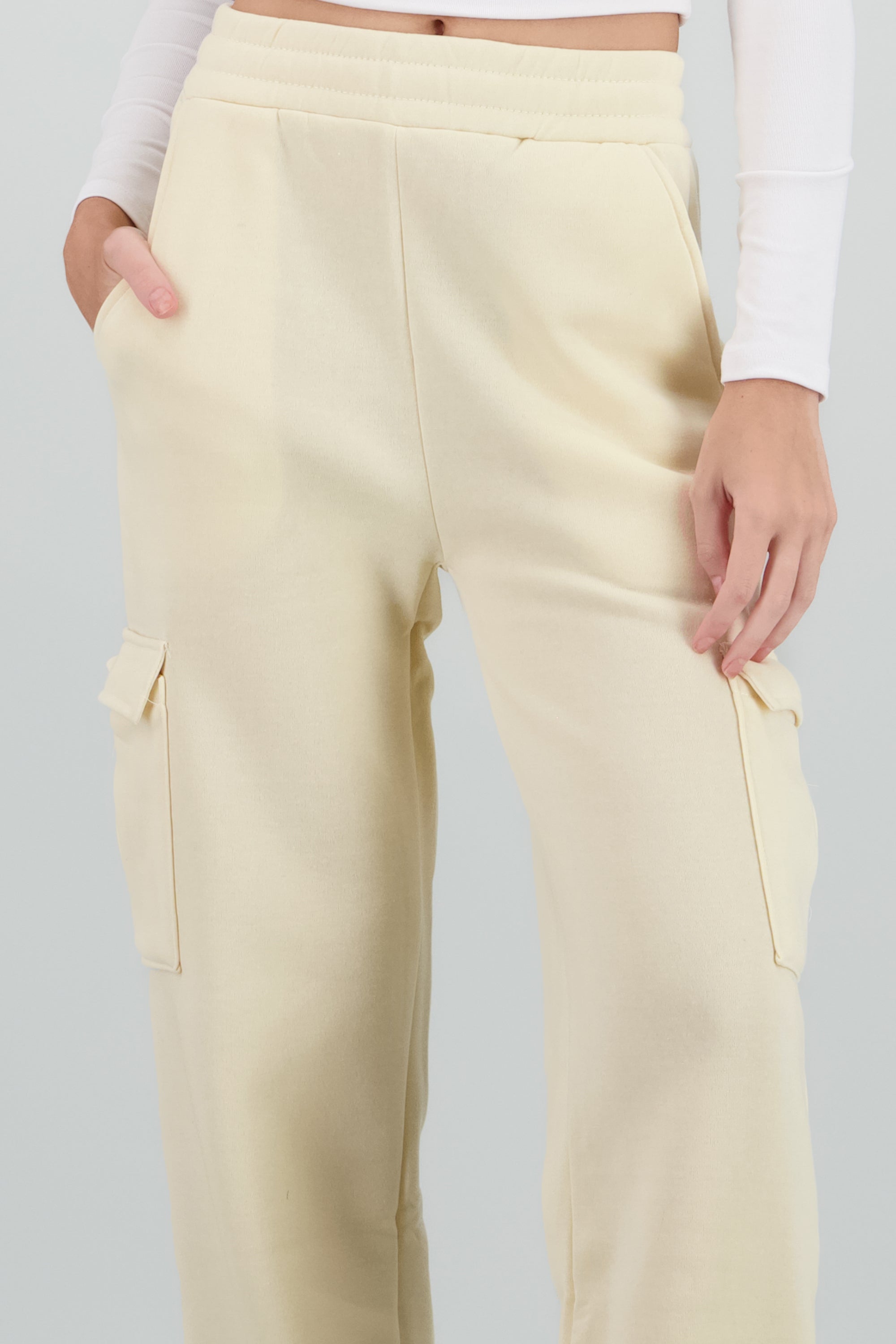 Jogger amplio con bolsas cargo CREMA