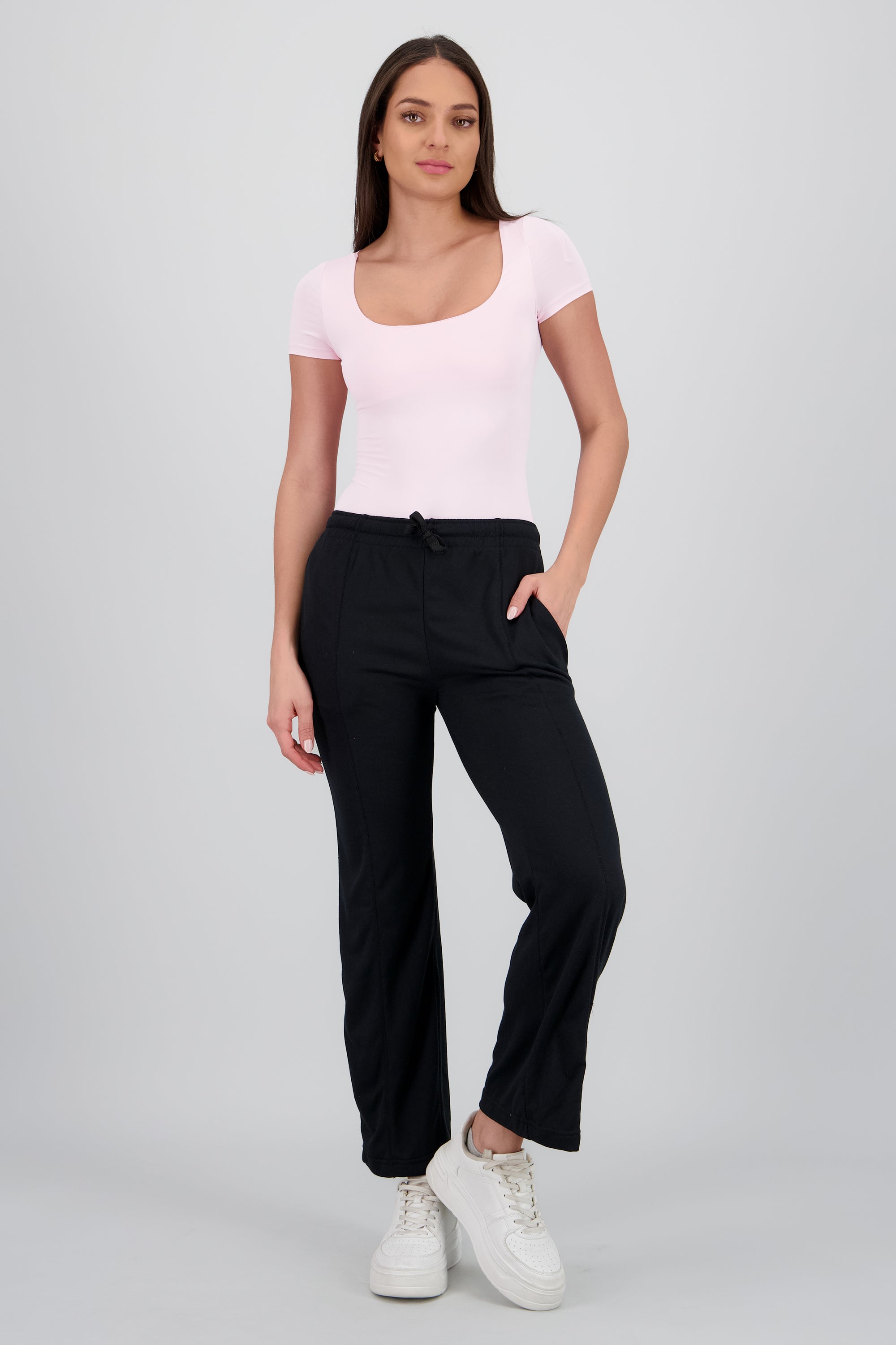 Jogger amplio liso NEGRO