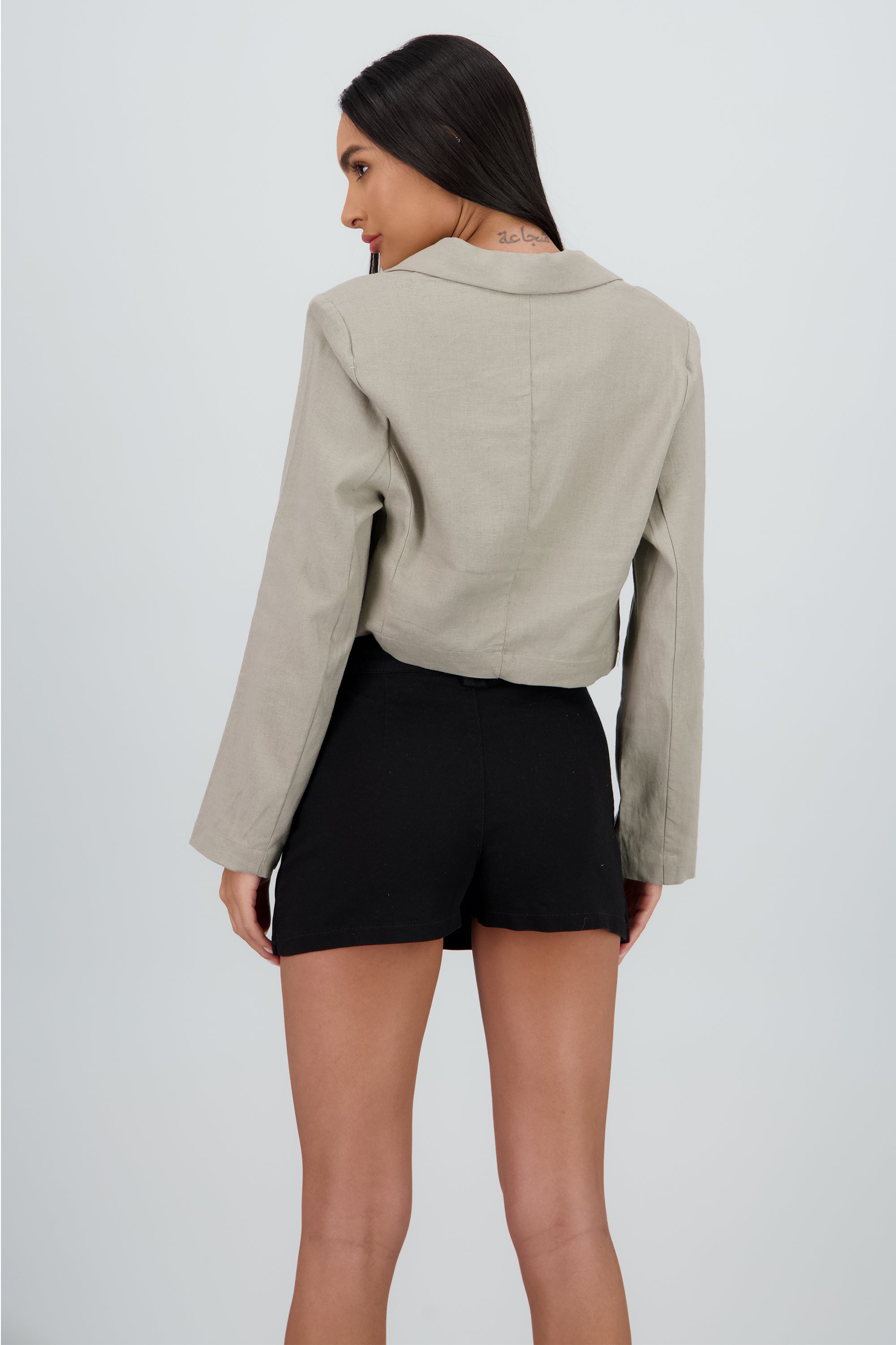Camisa corta manga larga detalle boton GRIS